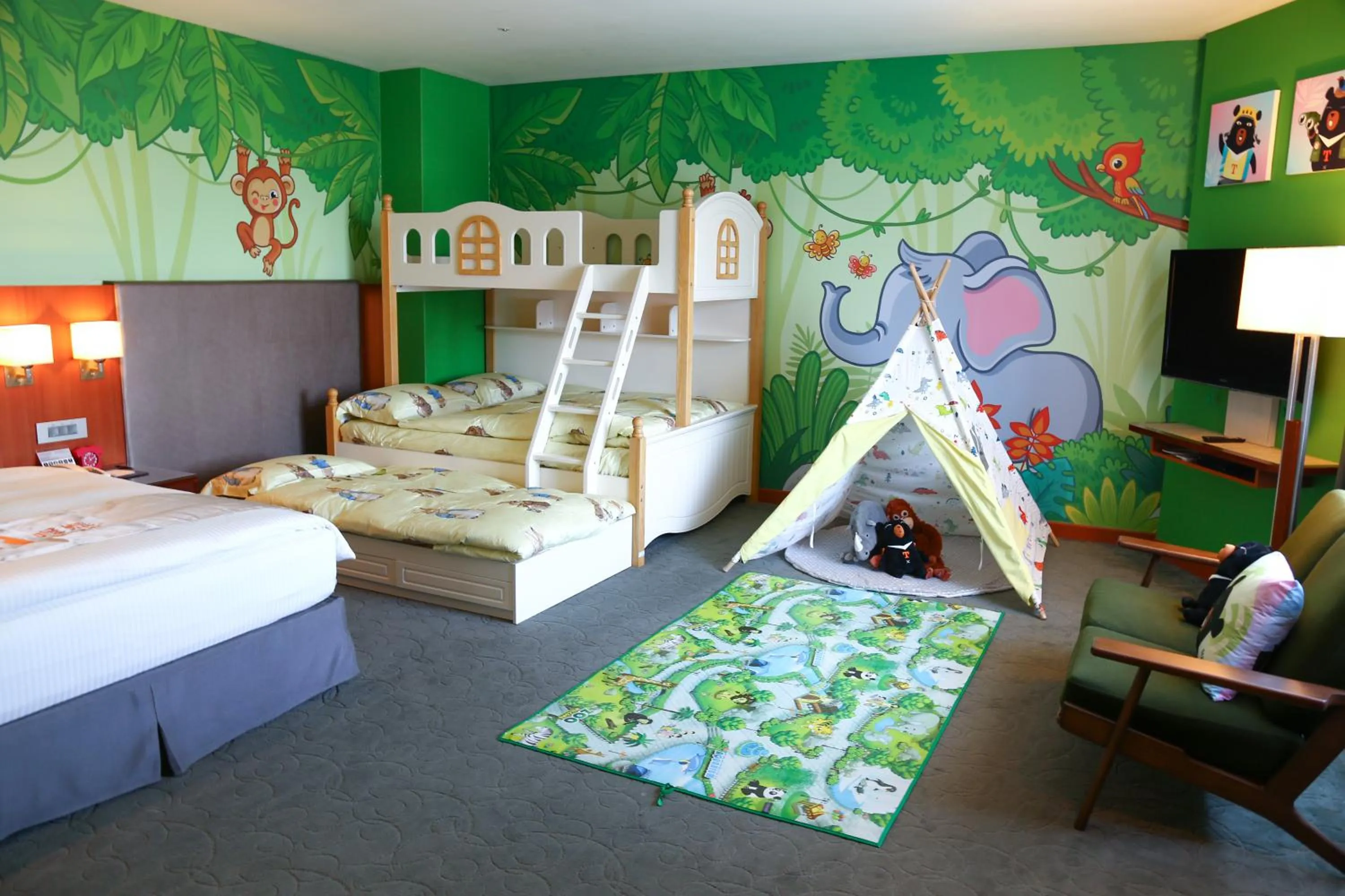 Photo of the whole room, Bed in Taichung Harbor Hotel