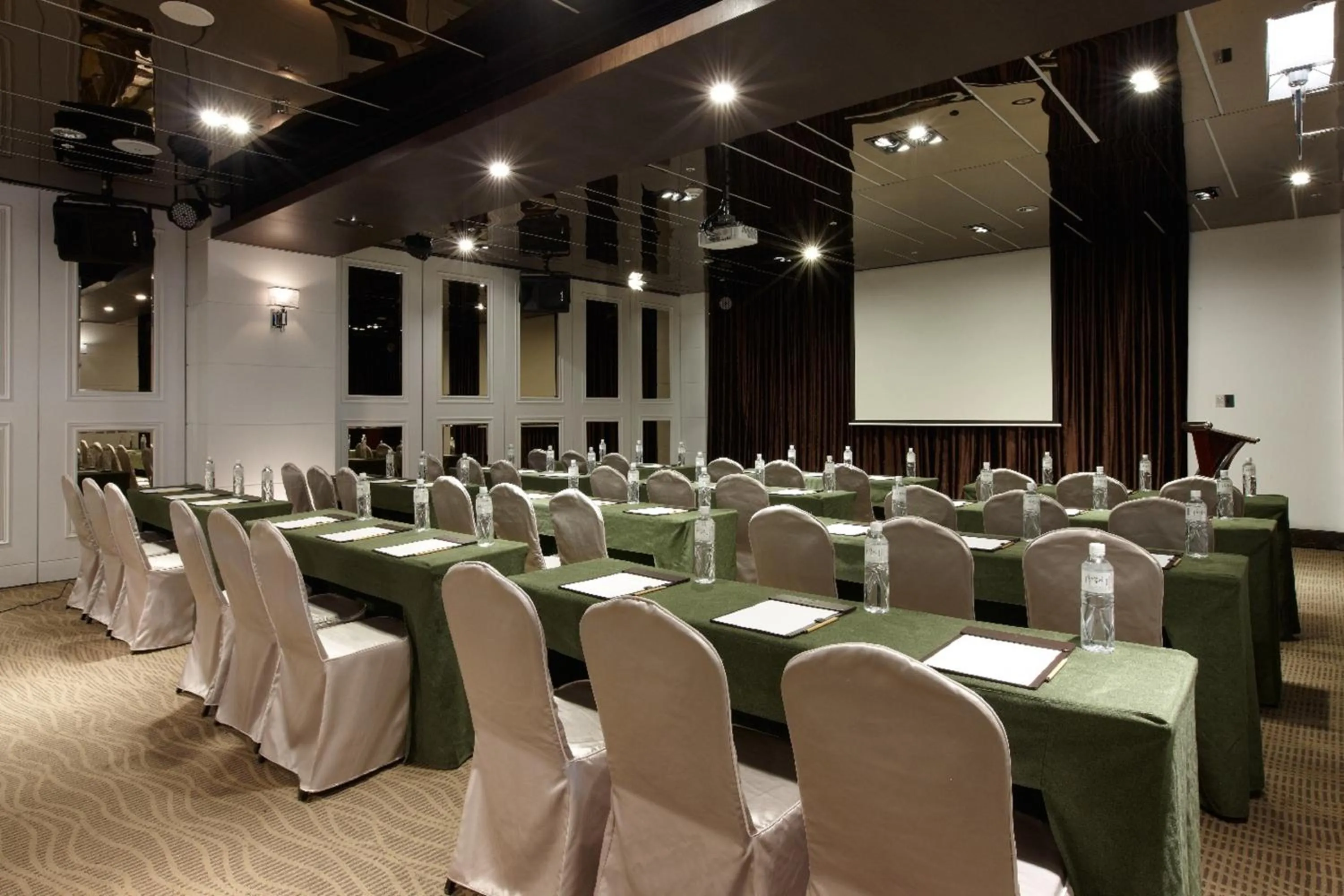 Business facilities in Taichung Harbor Hotel