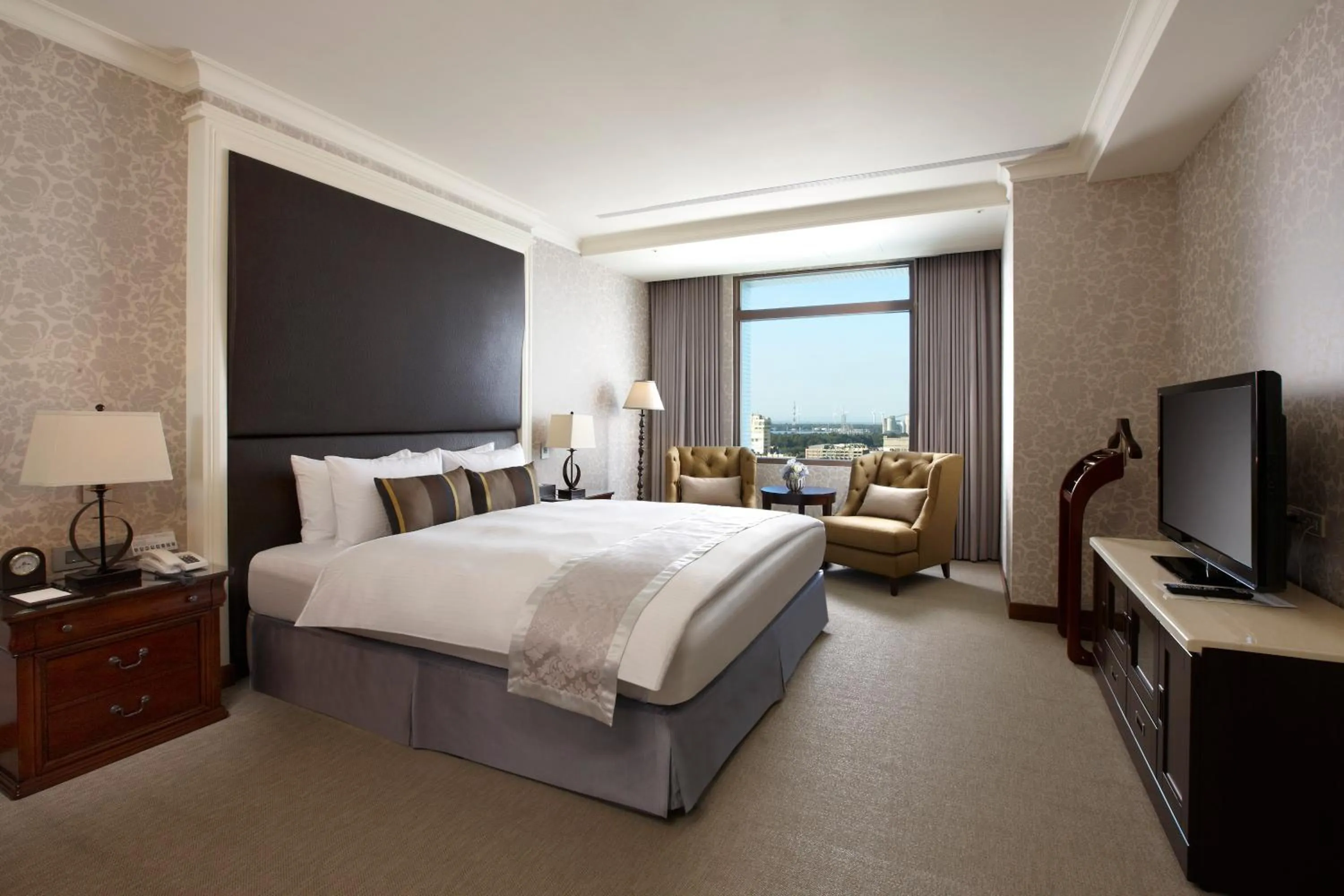 Photo of the whole room, Bed in Taichung Harbor Hotel