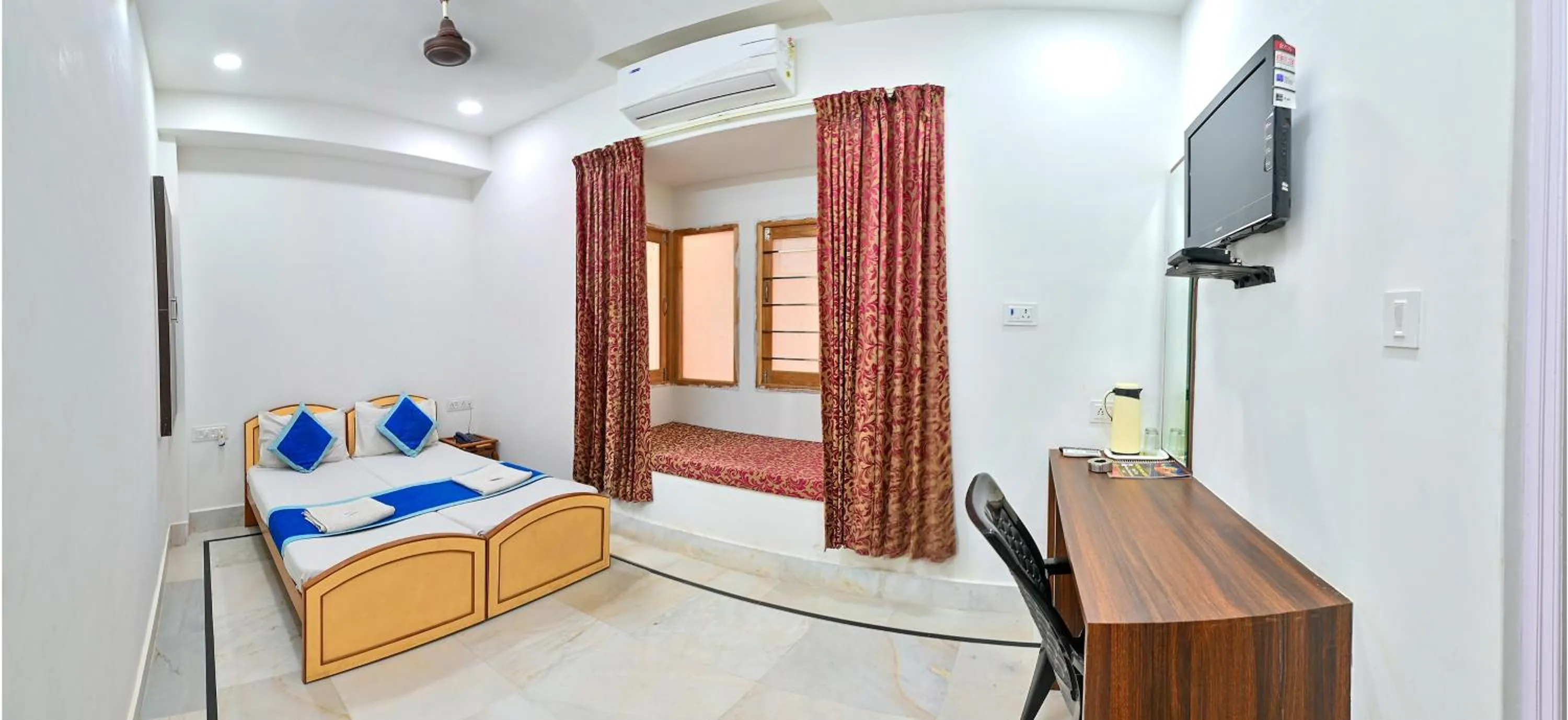 Communal lounge/ TV room, Bed in Hotel Akashdeep - Located City Centre