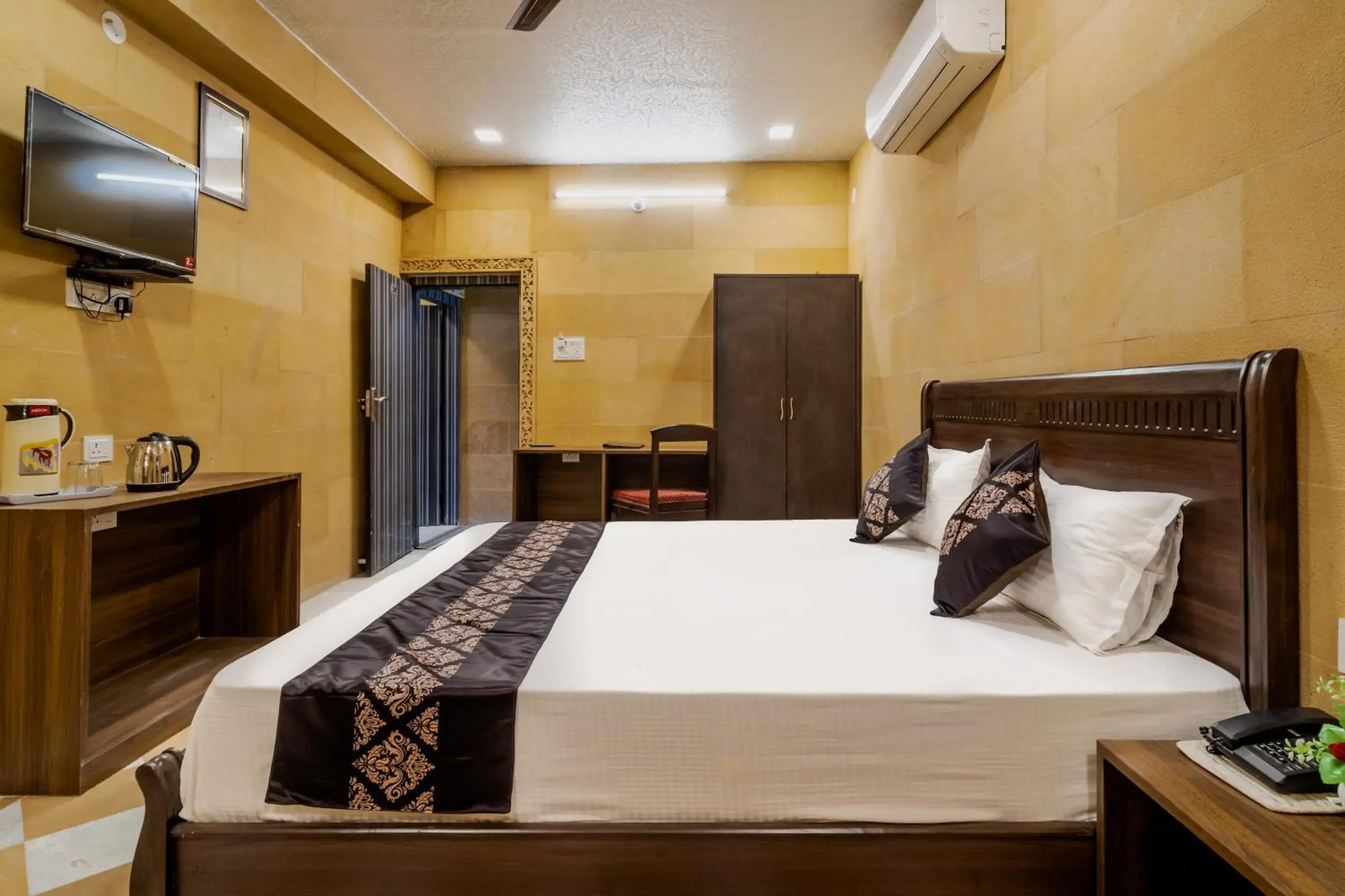 Bed in Hotel Akashdeep - Located City Centre Bed in Hotel Akashdeep - Located City Centre