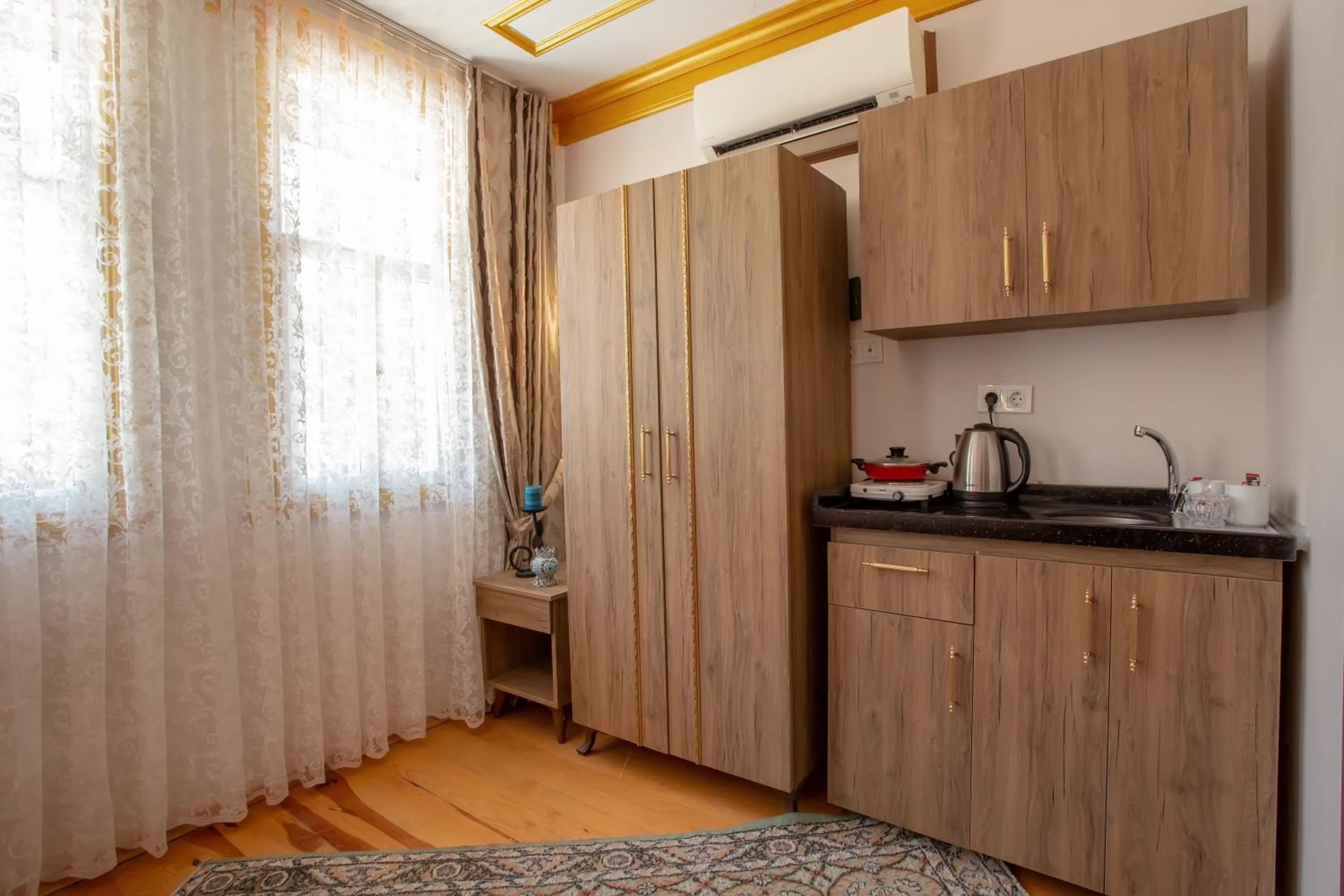 Kitchen or kitchenette in April Hotel