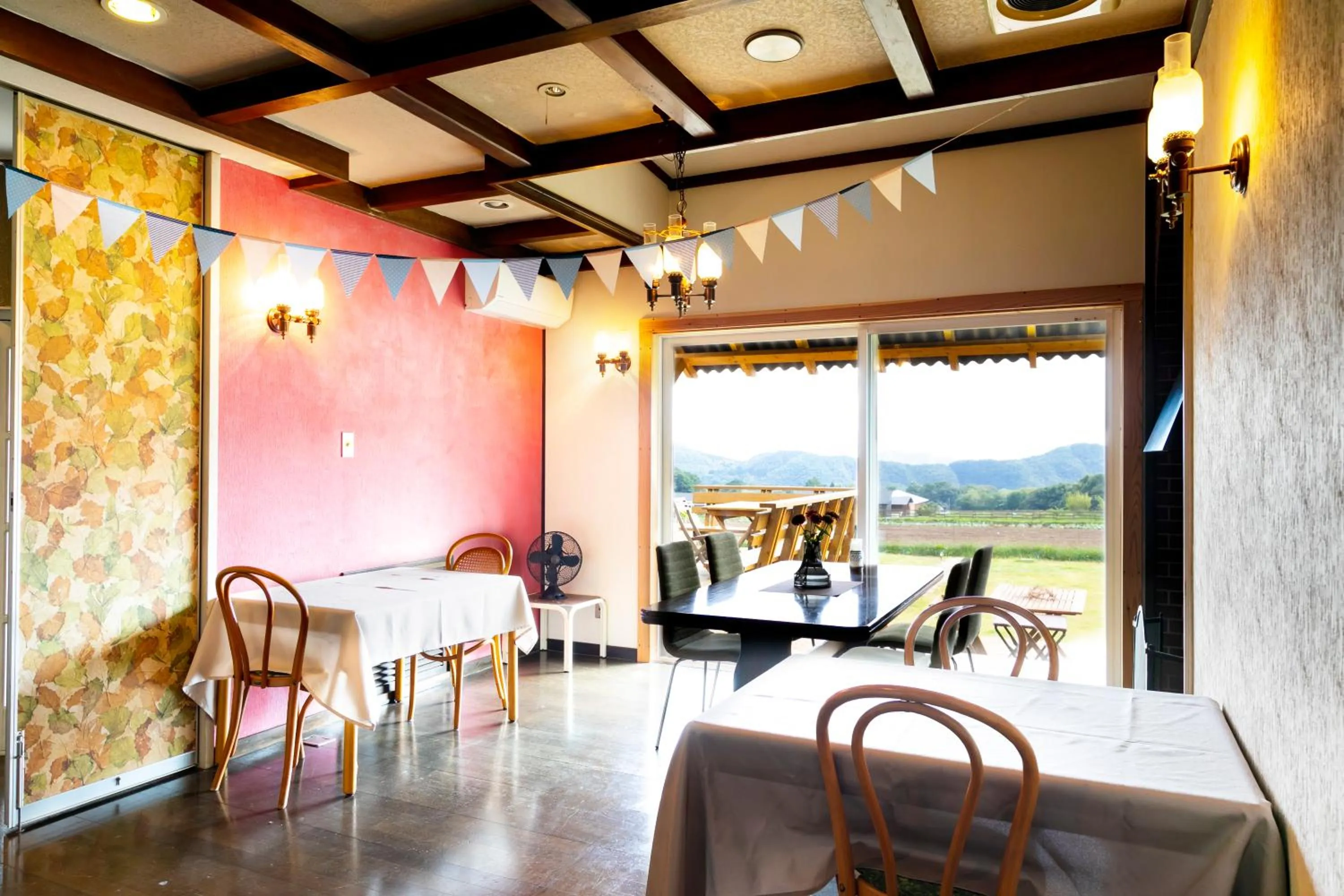 Restaurant/places to eat in Guesthouse leaf