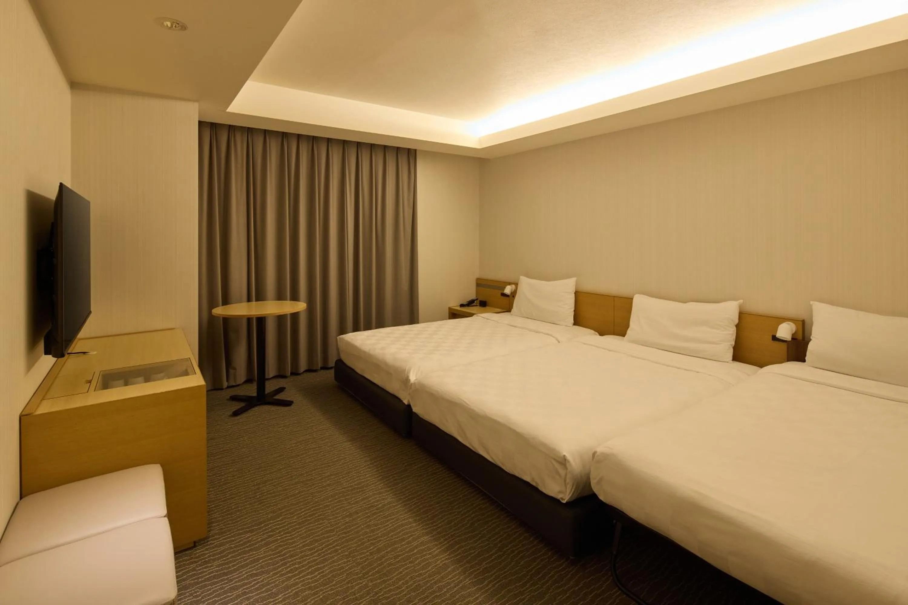 Photo of the whole room, Bed in Kobe Motomachi Tokyu REI Hotel