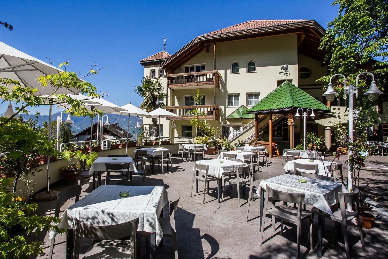 Restaurant/places to eat in Hotel Tenz