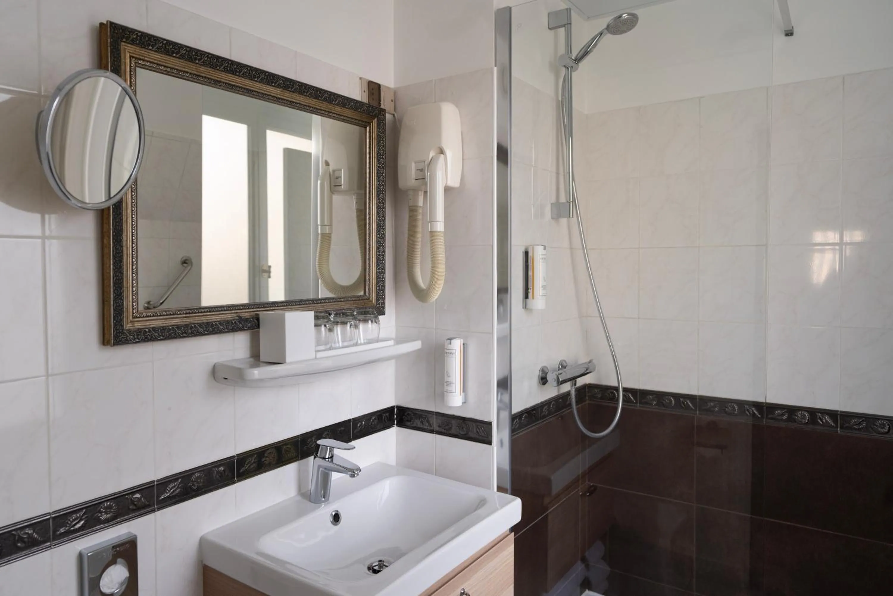 Shower in Hôtel Delavigne