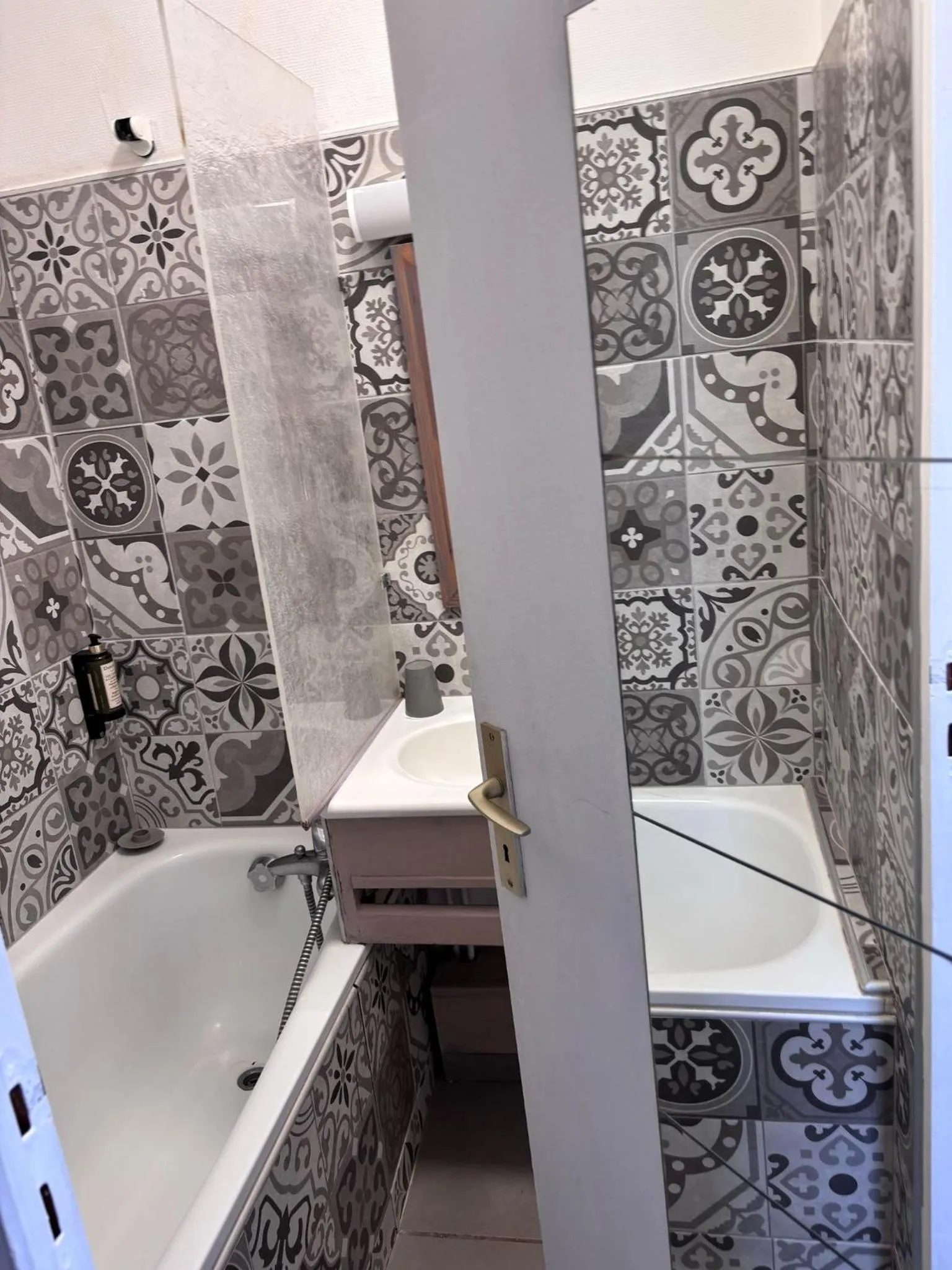 Bath in Hôtel Le Lion D'or