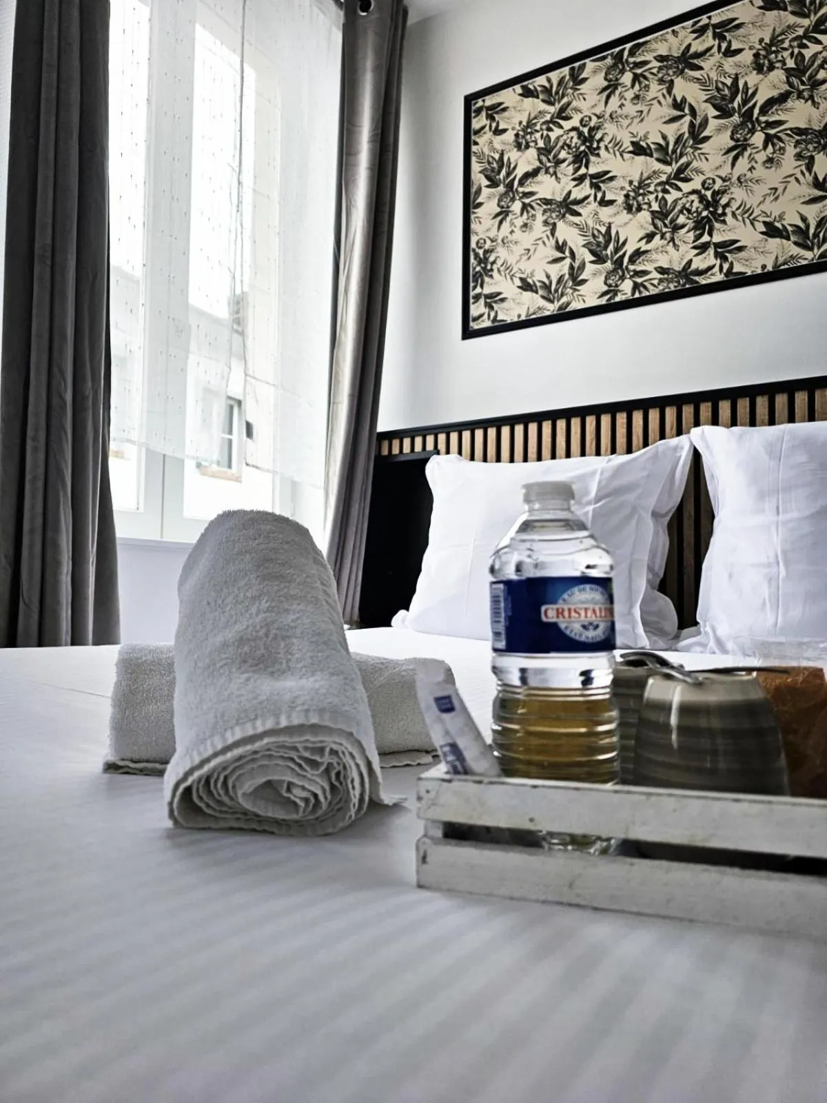 Photo of the whole room, Bed in Hôtel Le Lion D'or