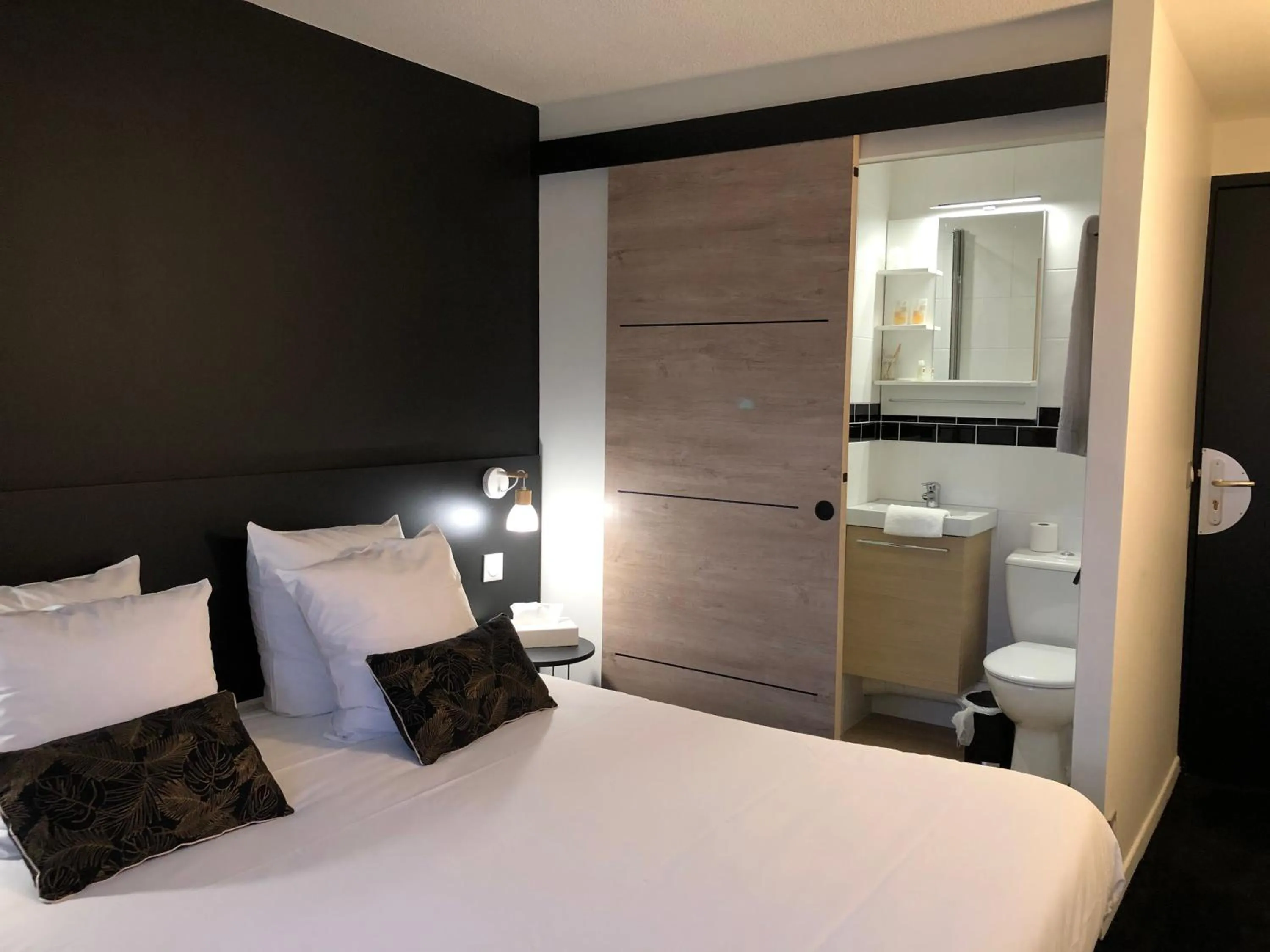 Toilet, Bed in Contact Hôtel Lunotel Saint Lô