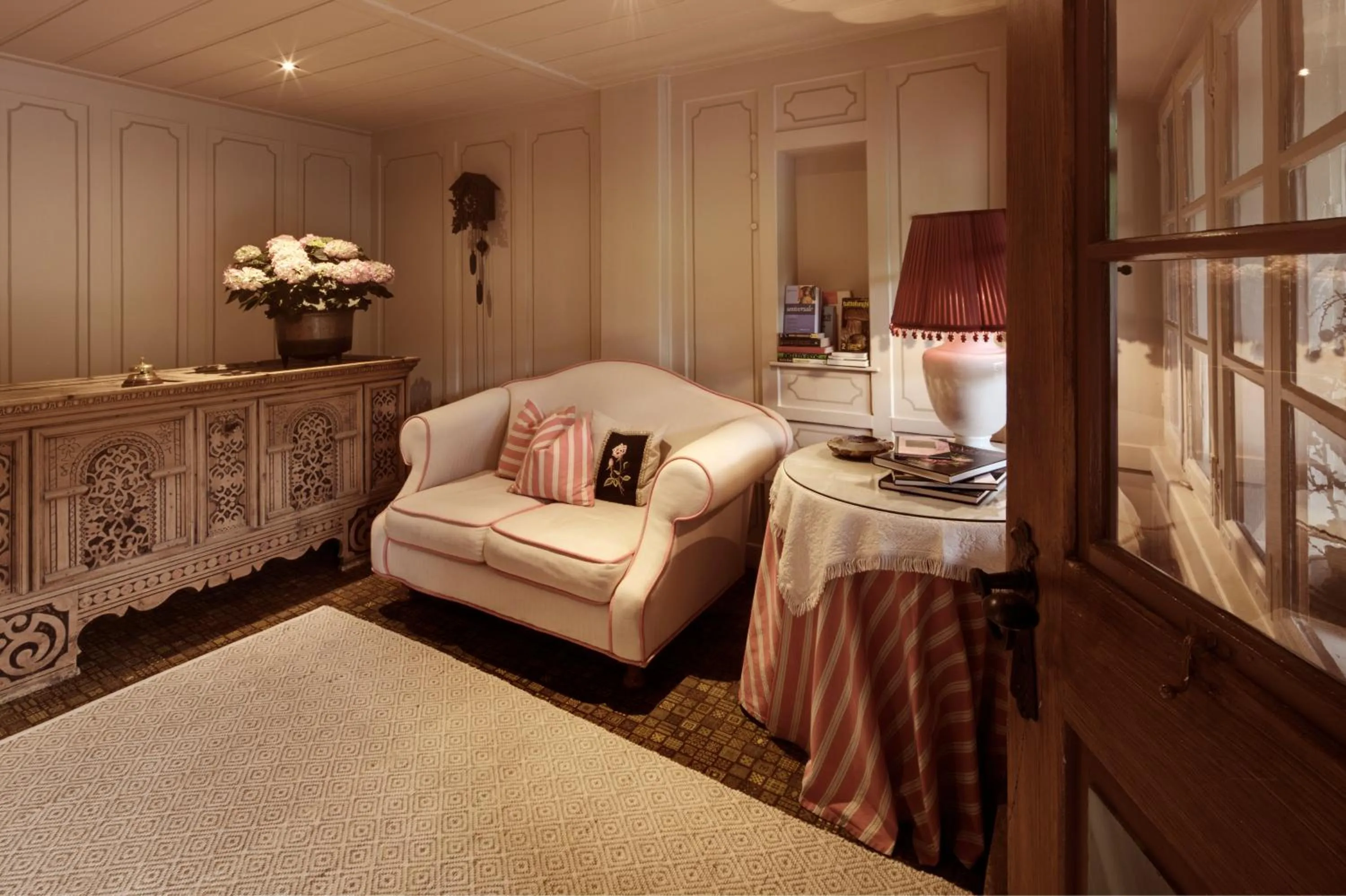 Lobby or reception, Bed in Berghotel Ladinia