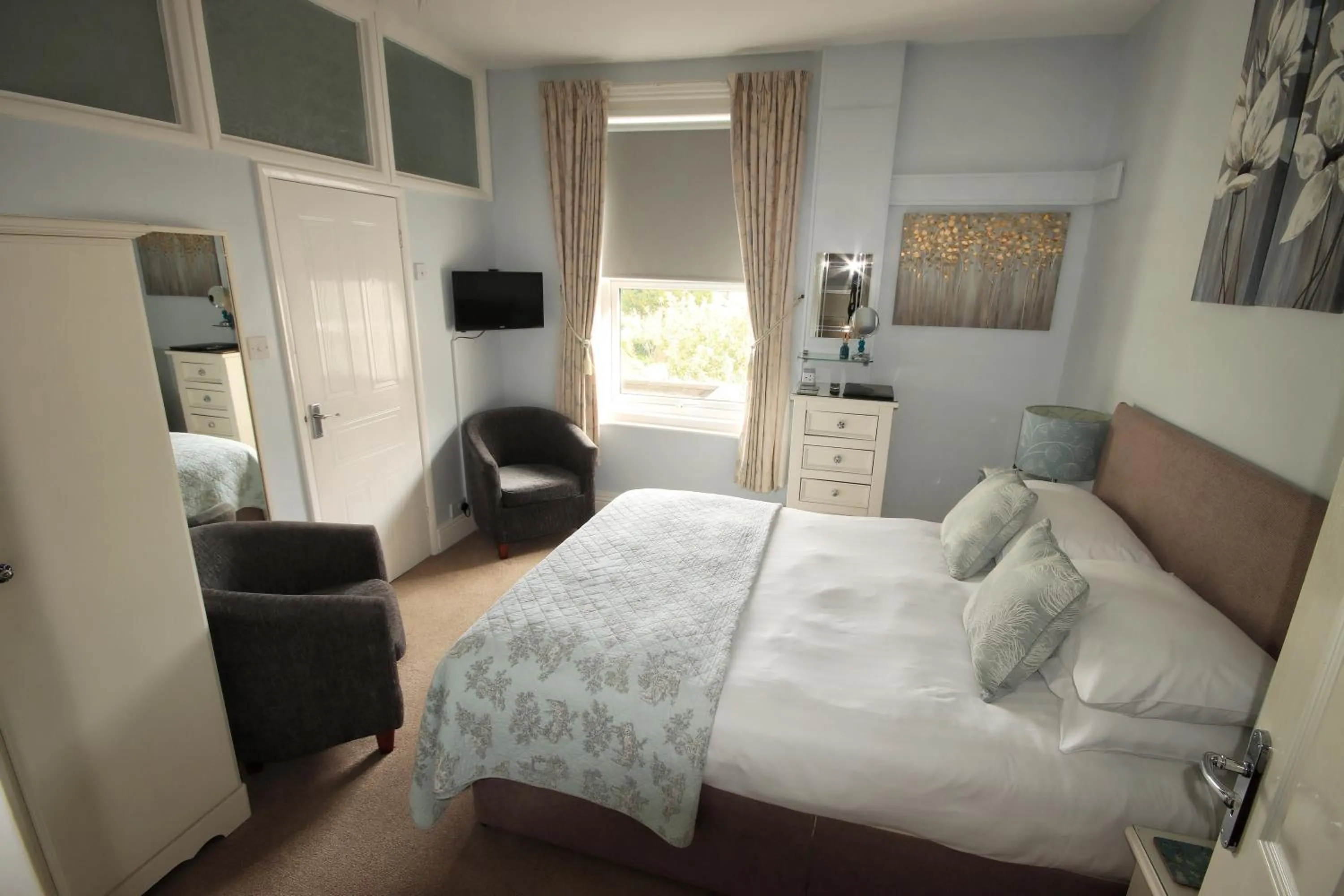 Bedroom, Bed in Two Beaches