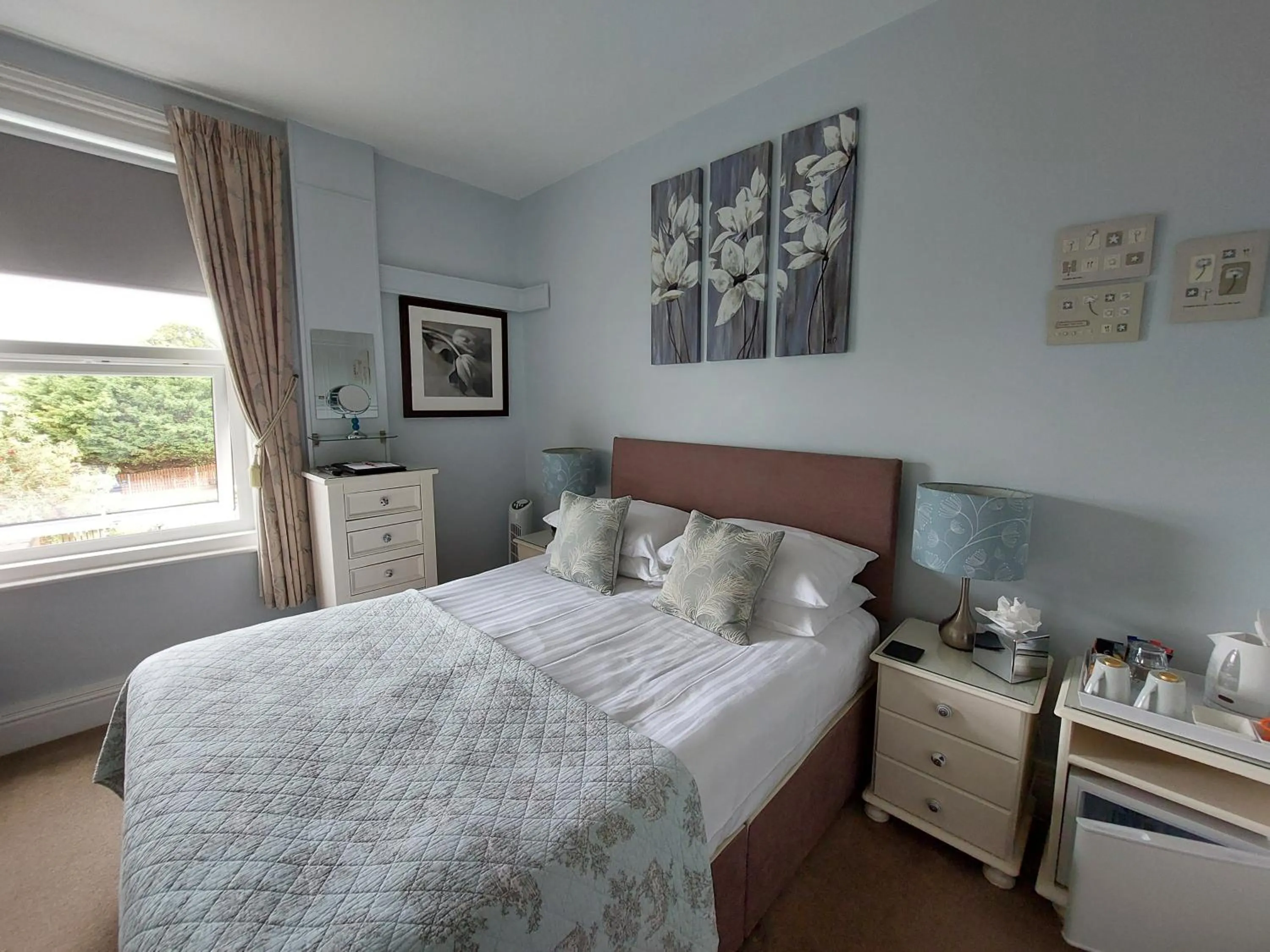 Photo of the whole room, Bed in Two Beaches