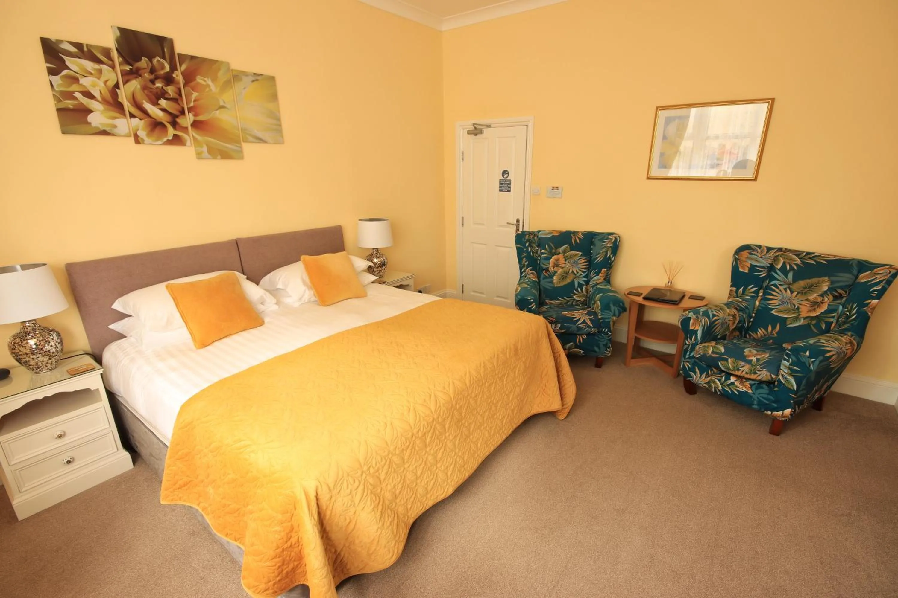 Bedroom, Bed in Two Beaches