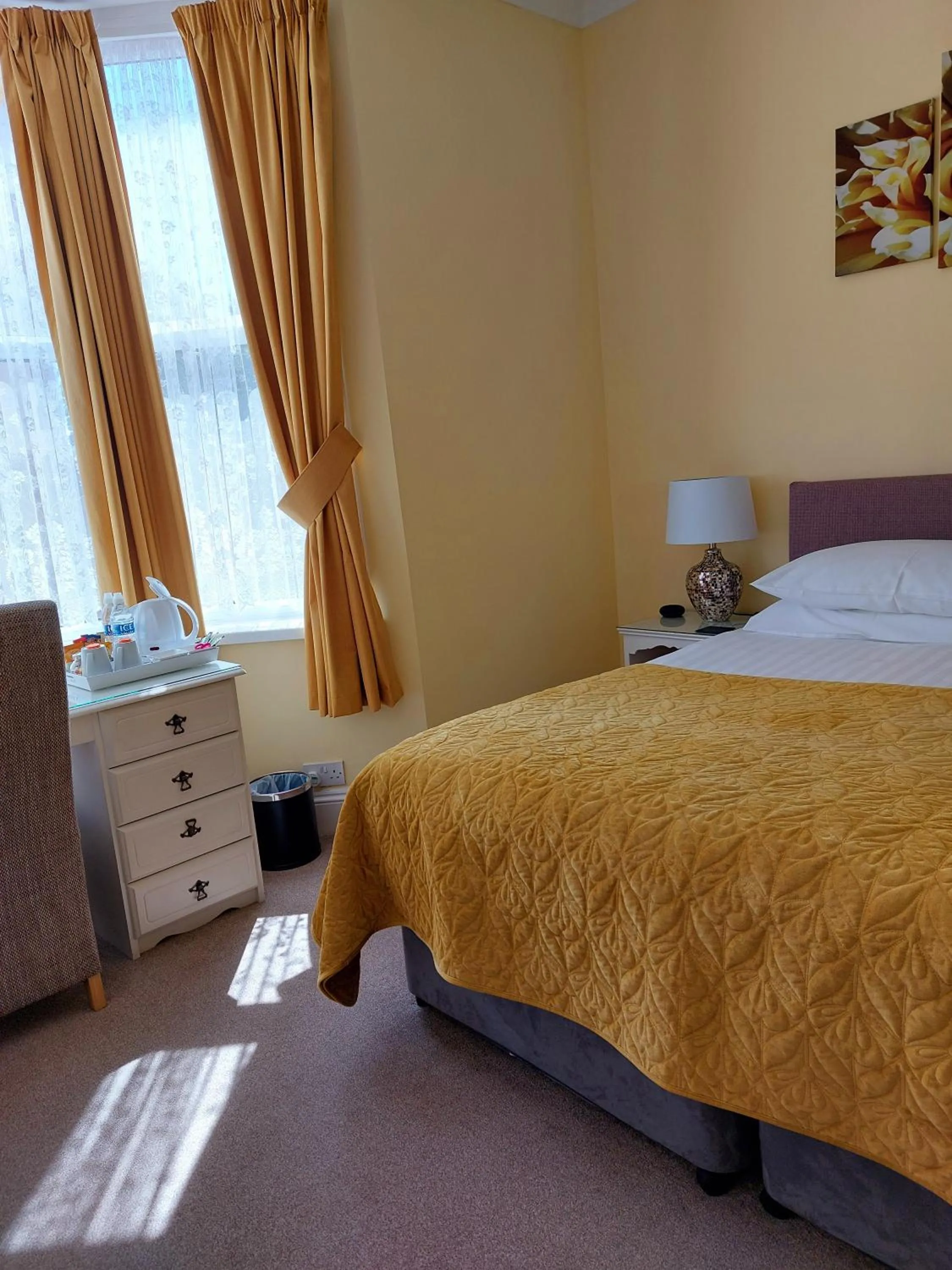Bedroom, Bed in Two Beaches