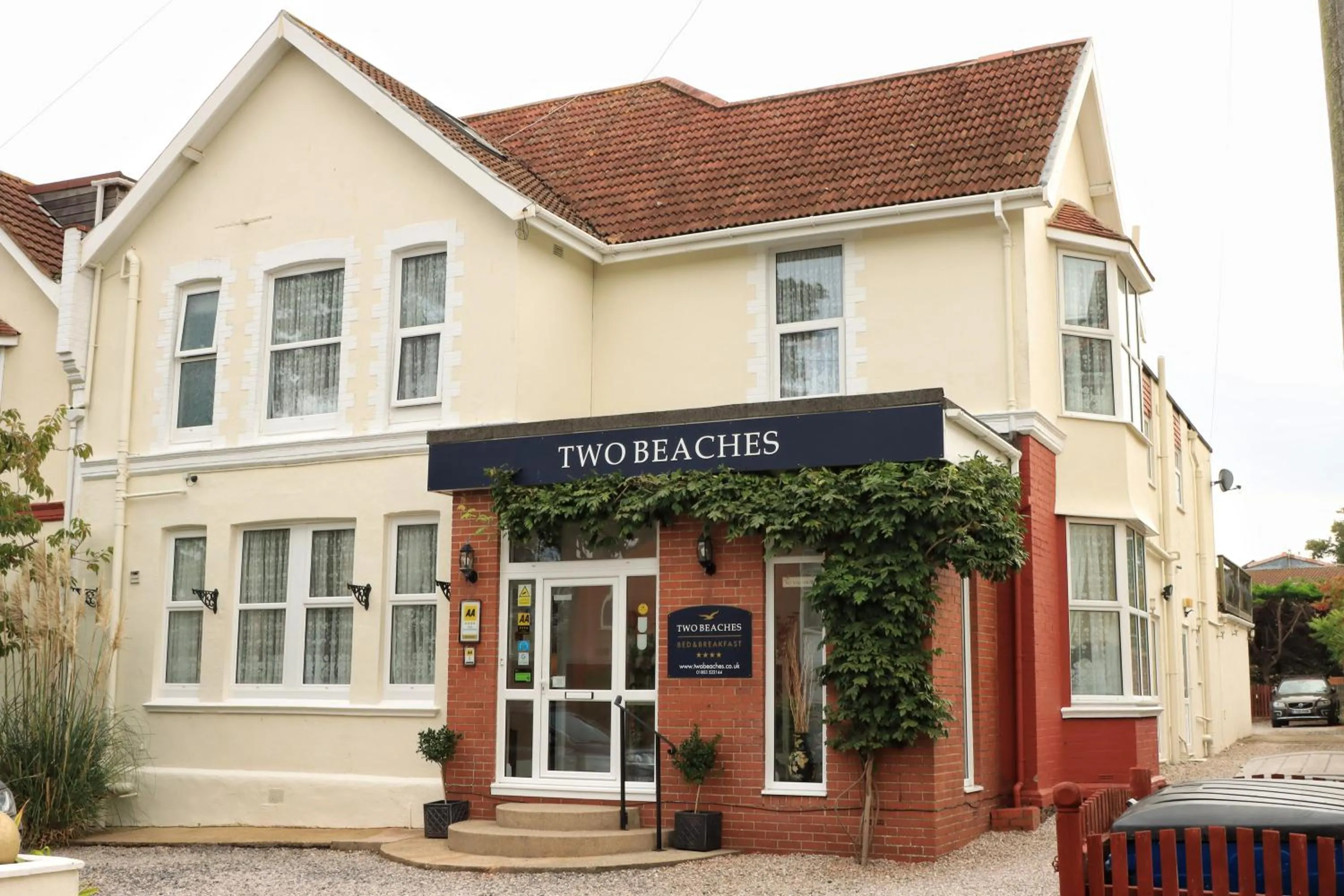 Facade/entrance in Two Beaches