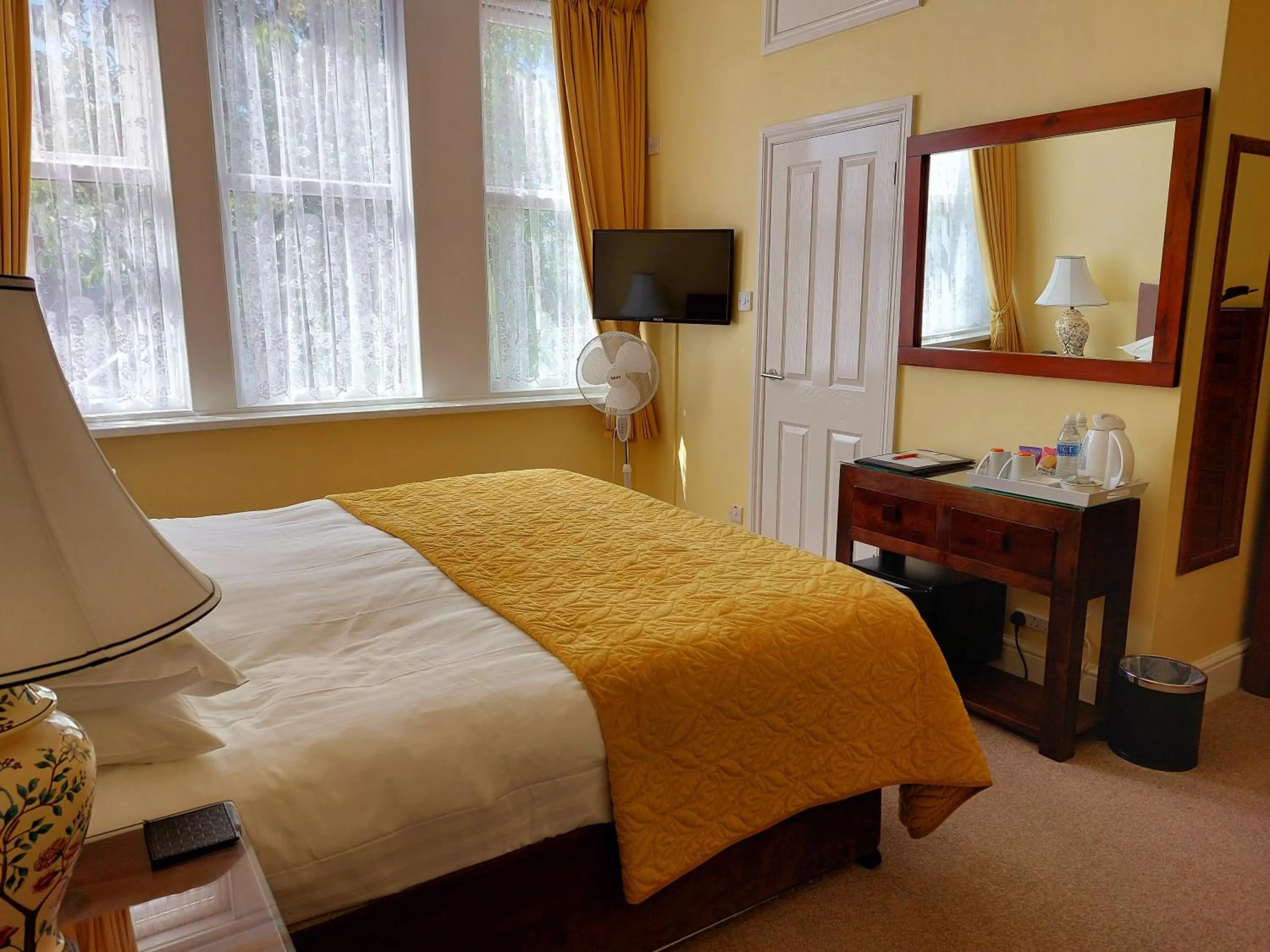 Bedroom, Bed in Two Beaches