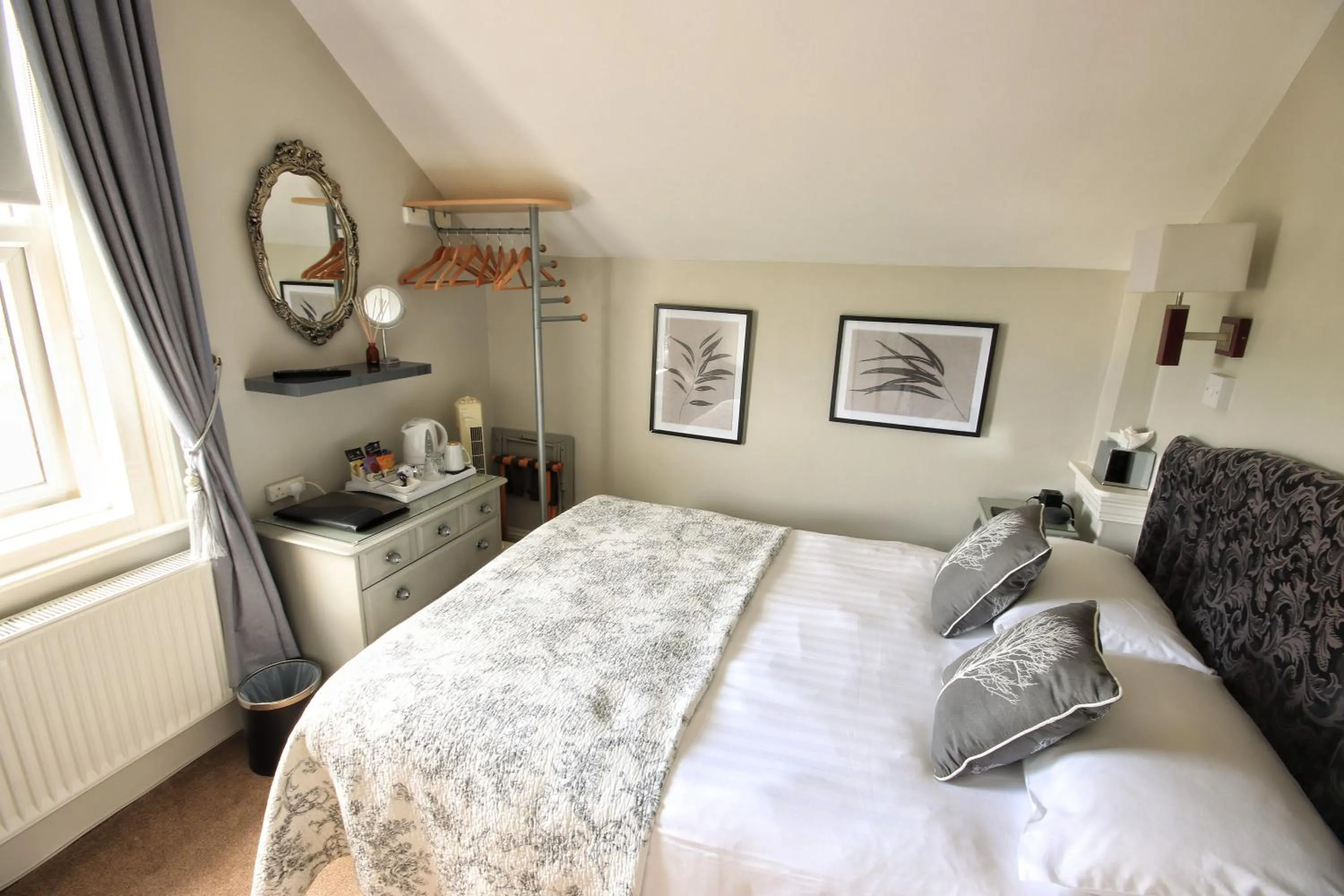 Bedroom, Bed in Two Beaches