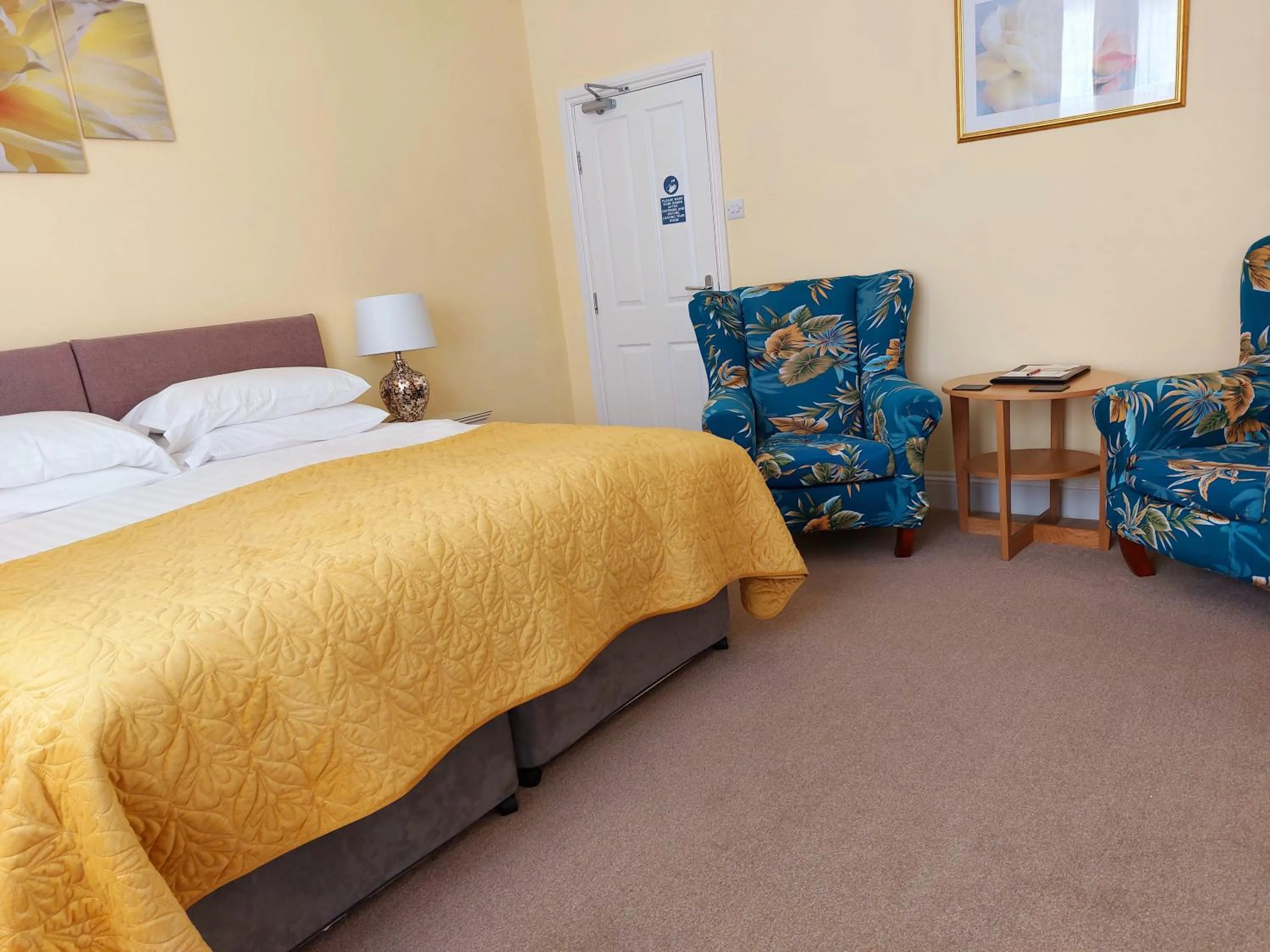 Bedroom, Bed in Two Beaches