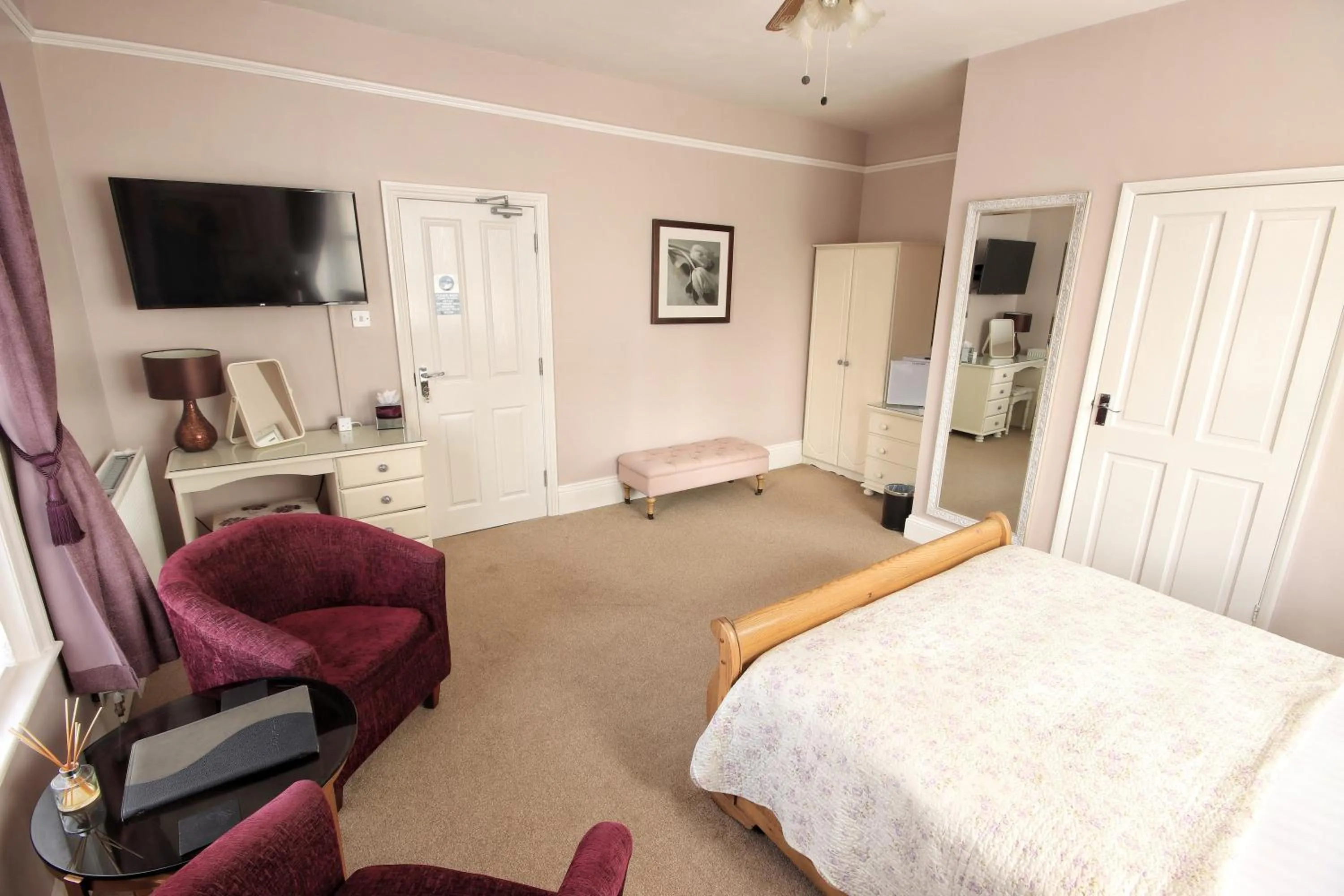 Photo of the whole room, Bed in Two Beaches