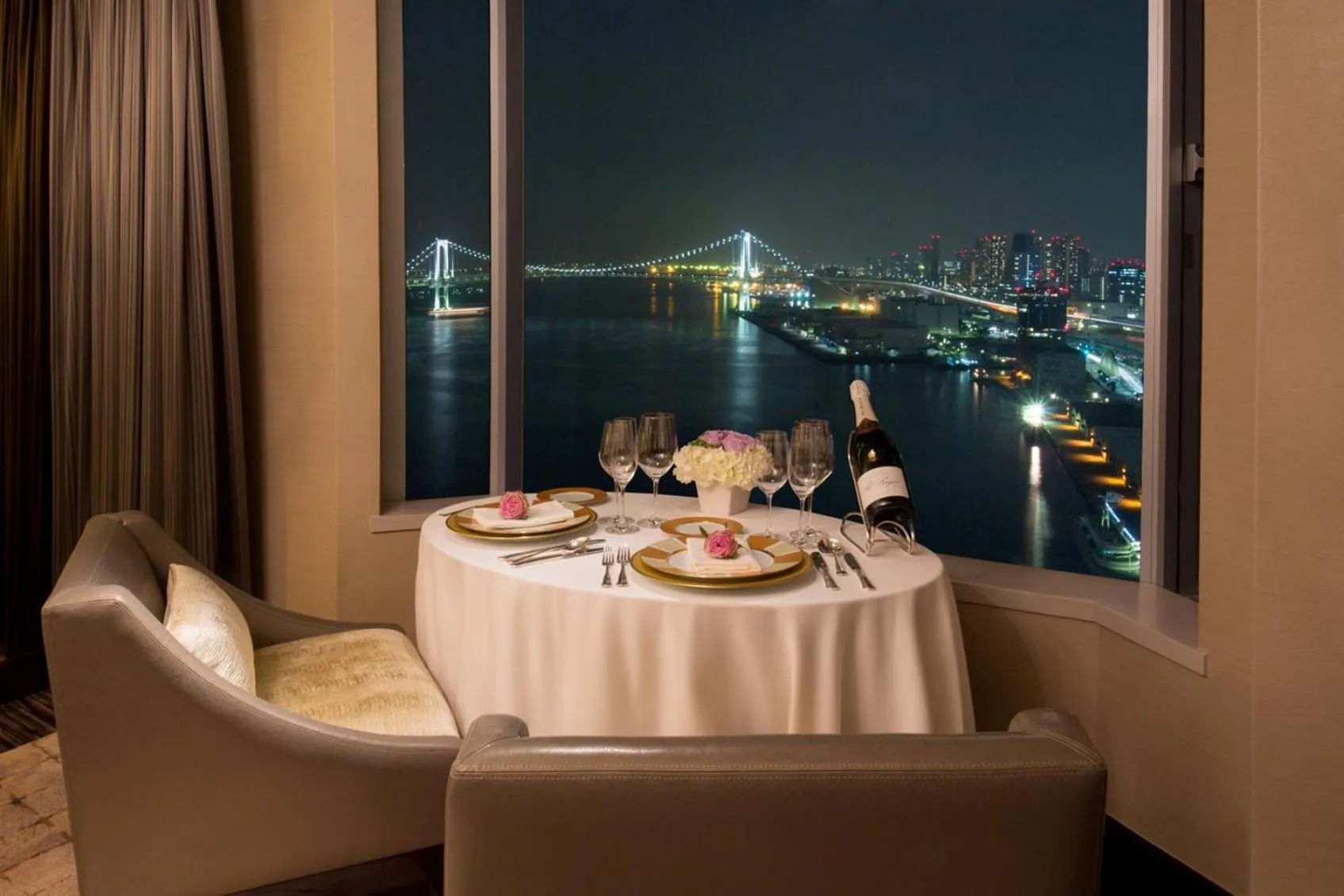 Bedroom in InterContinental Tokyo Bay by IHG