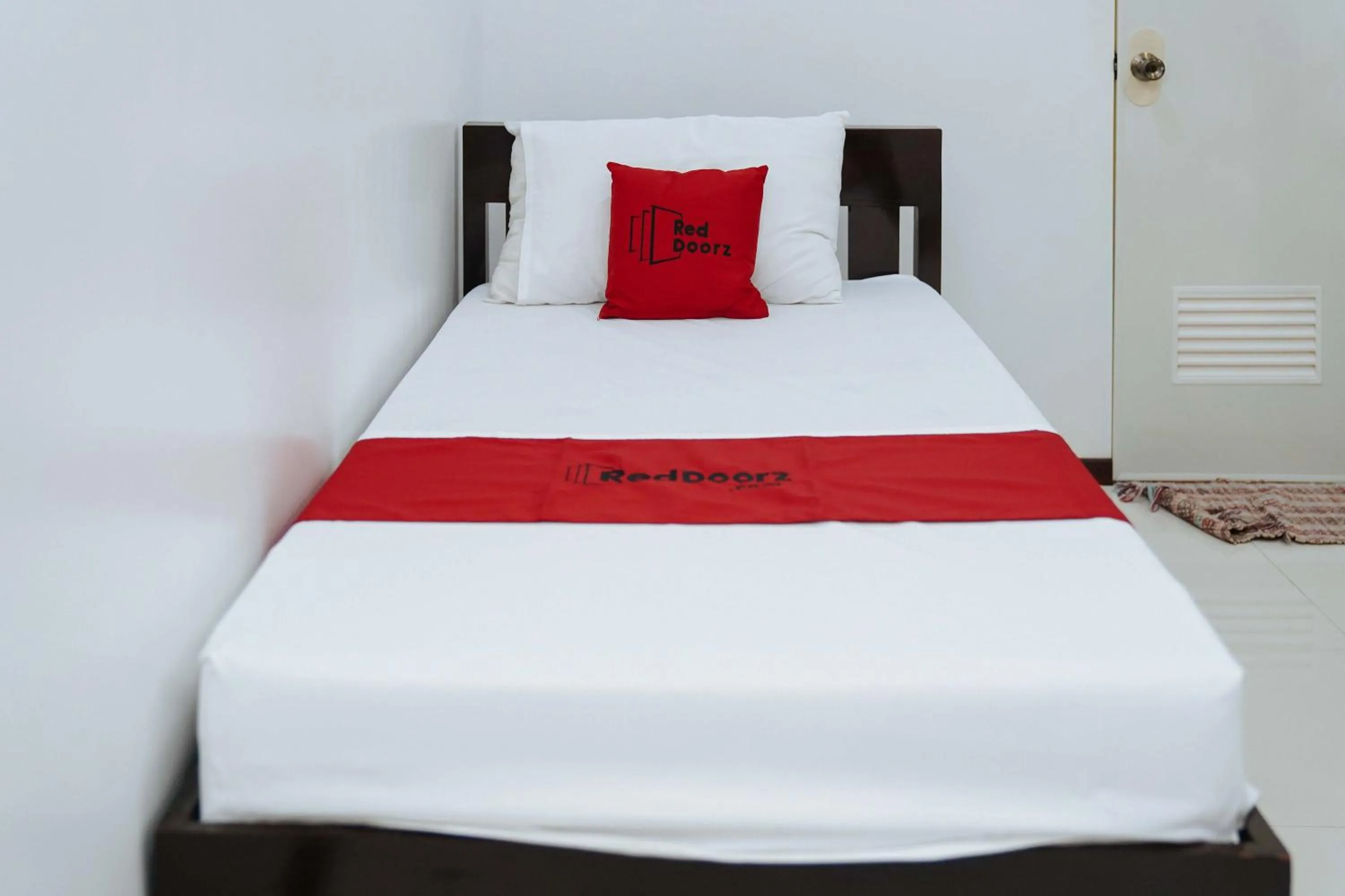 Bed in RedDoorz Plus at Billy's Resort Oslob