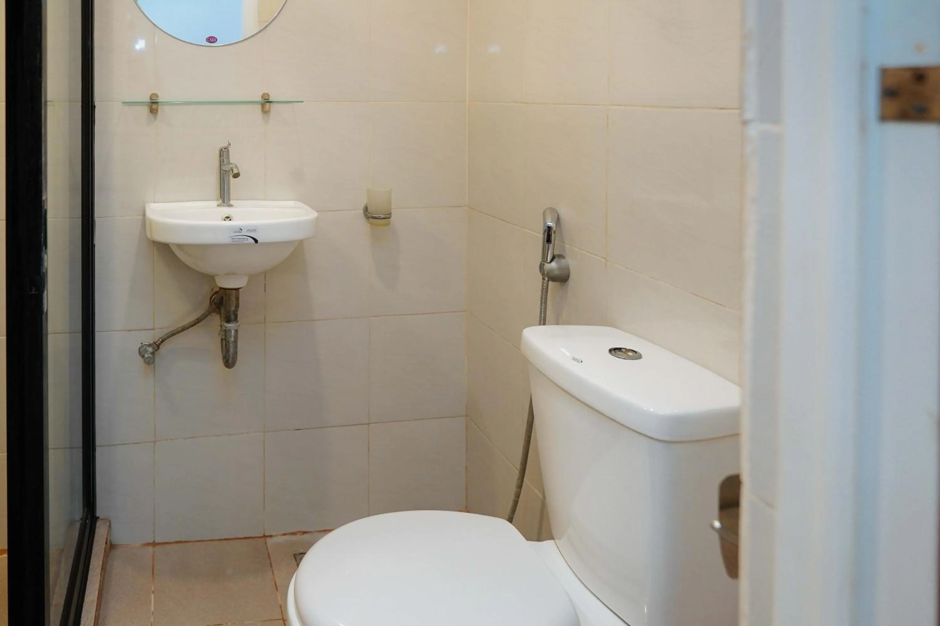 Shower in RedDoorz Plus at Billy's Resort Oslob