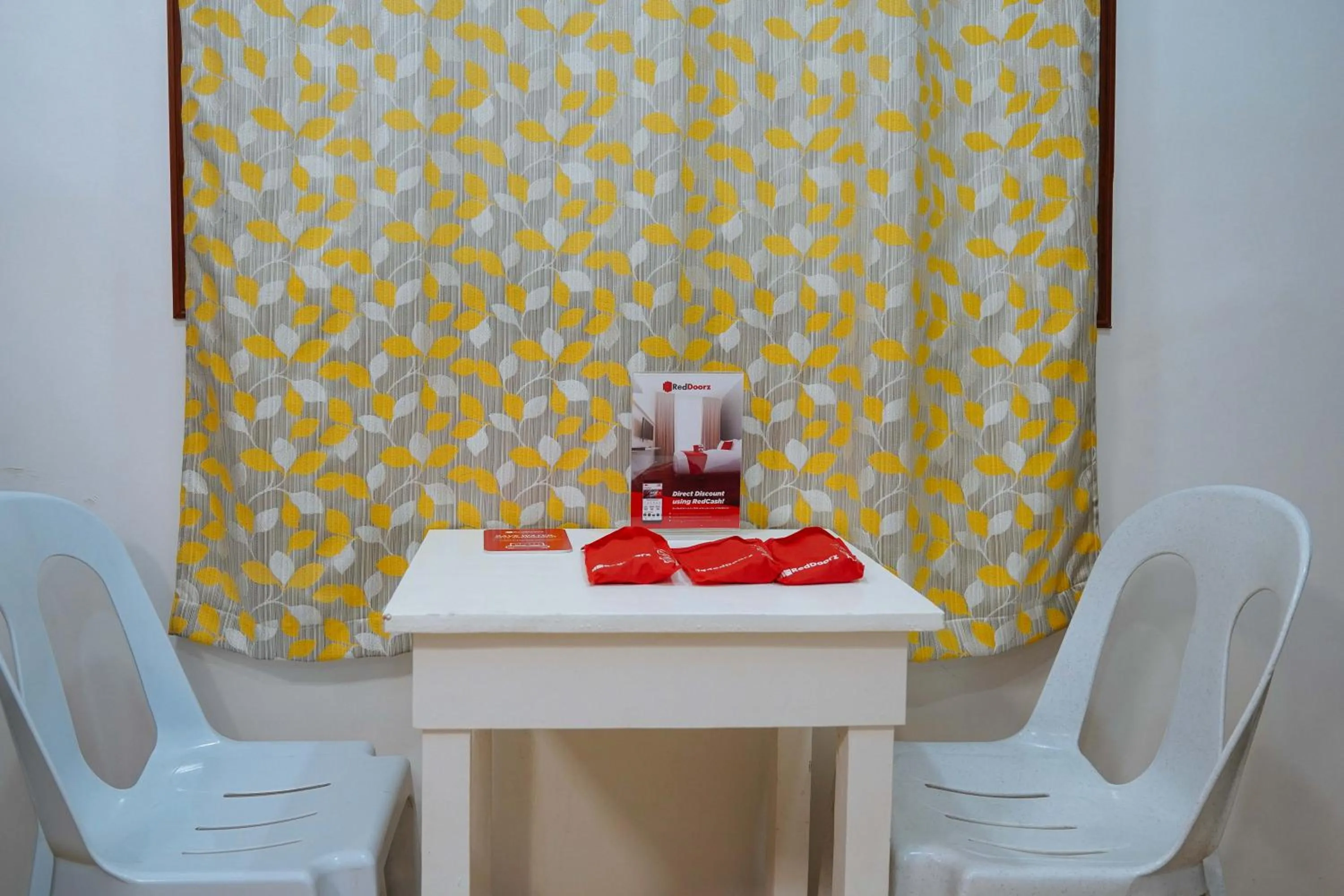 Seating area in RedDoorz Plus at Billy's Resort Oslob