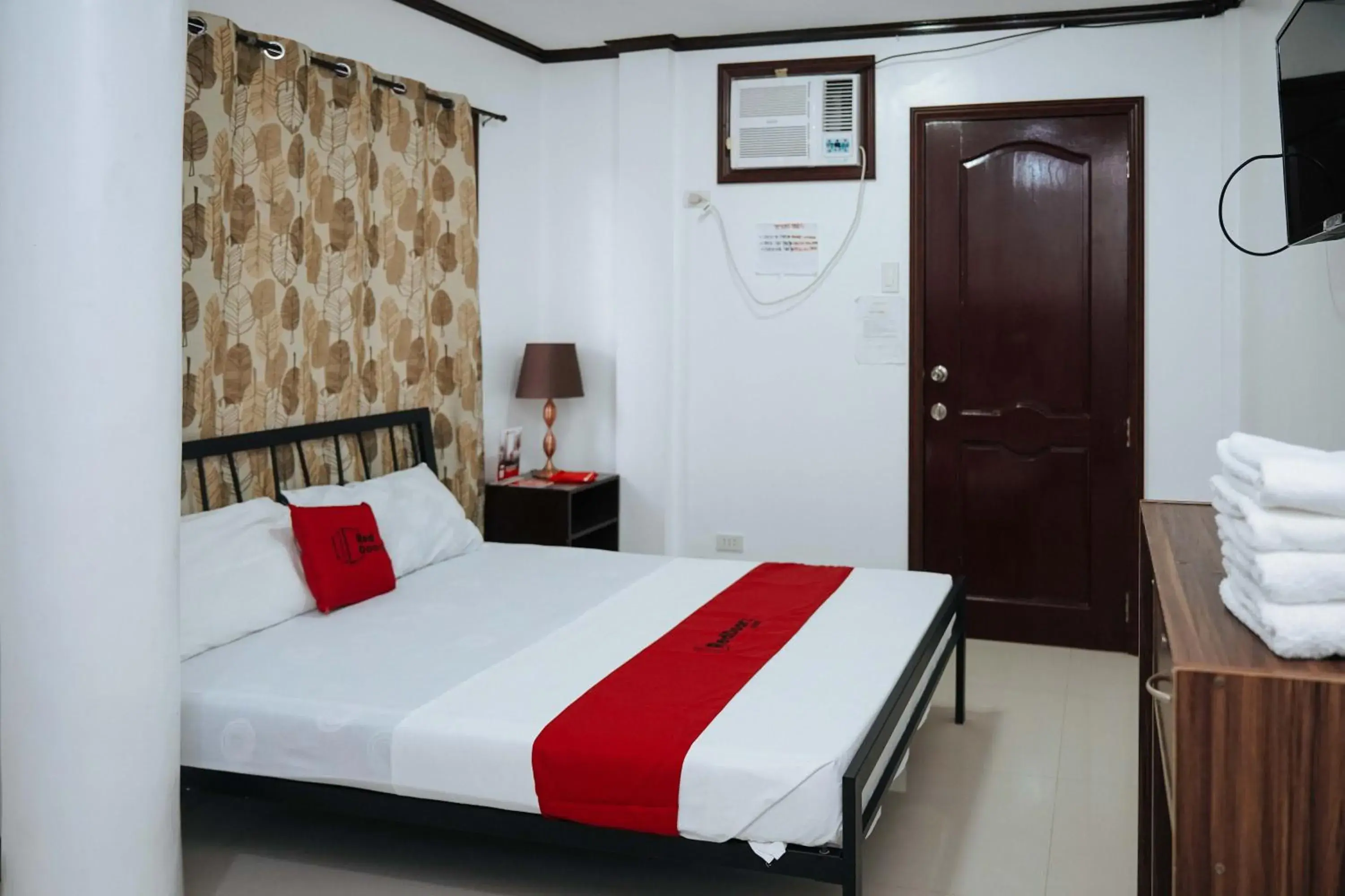 Triple Room in RedDoorz Plus at Billy's Resort Oslob Triple Room in RedDoorz Plus at Billy's Resort Oslob