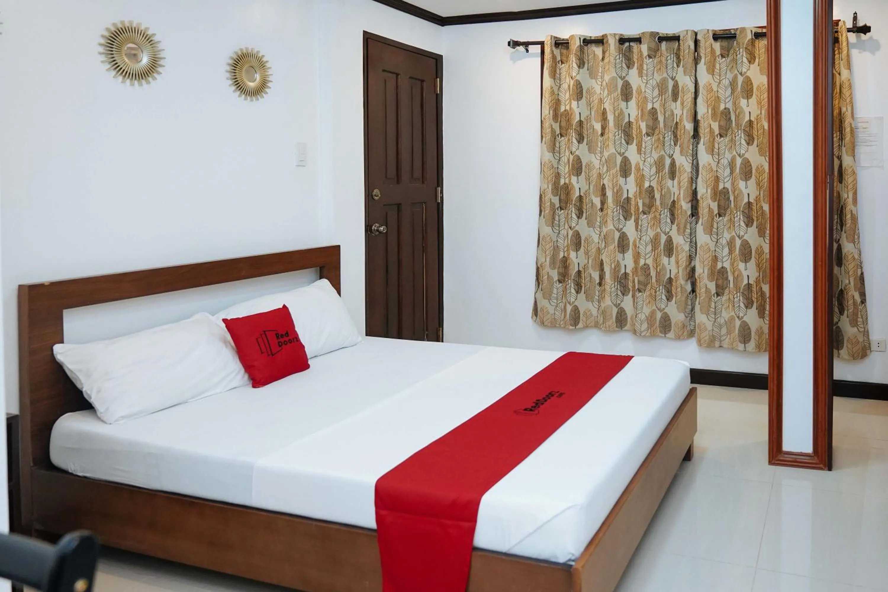 Bed in RedDoorz Plus at Billy's Resort Oslob