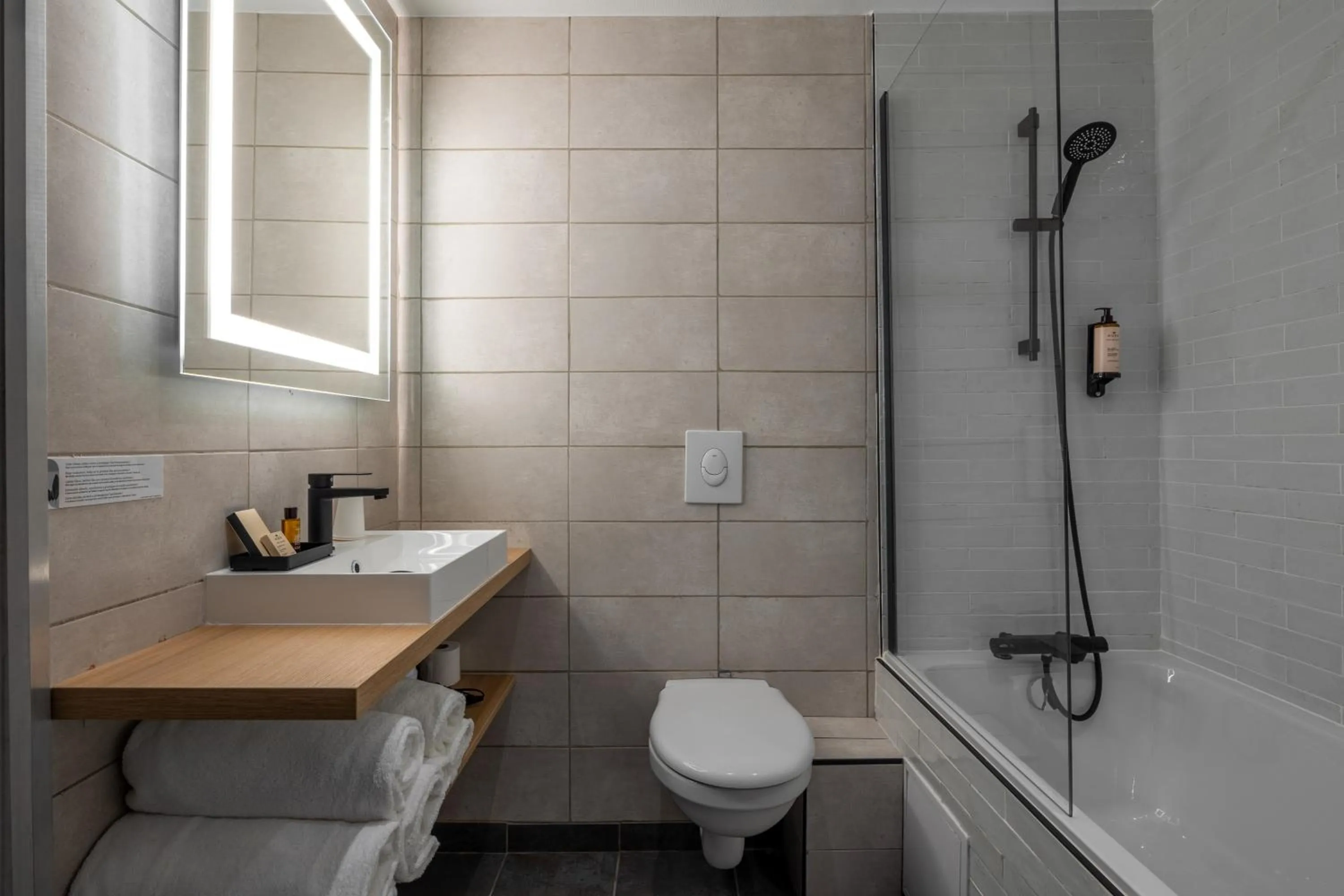 Bathroom in Hôtel Bristol Union Intra Muros