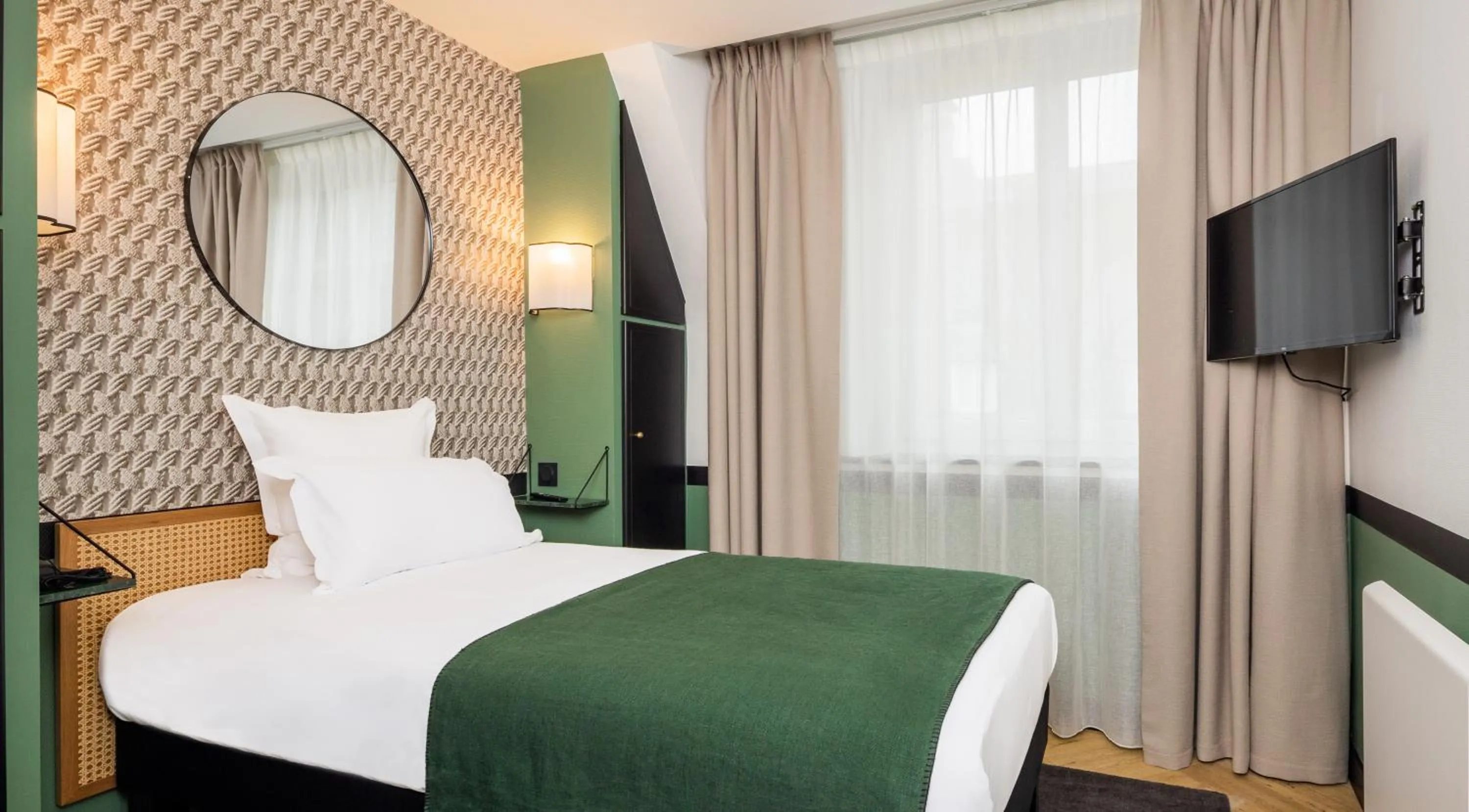 Photo of the whole room, Bed in Hôtel Bristol Union Intra Muros