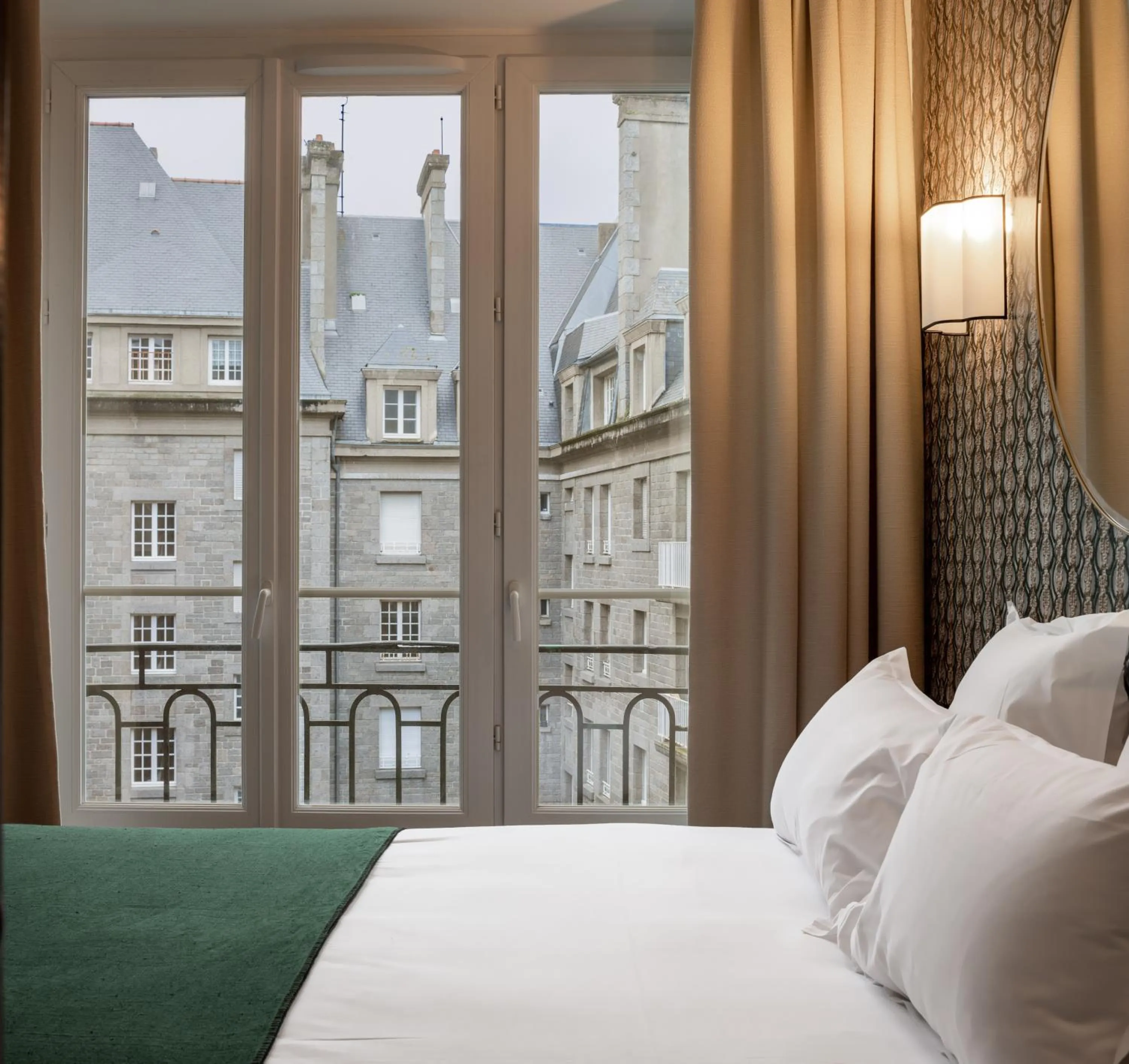 City view, Bed in Hôtel Bristol Union Intra Muros