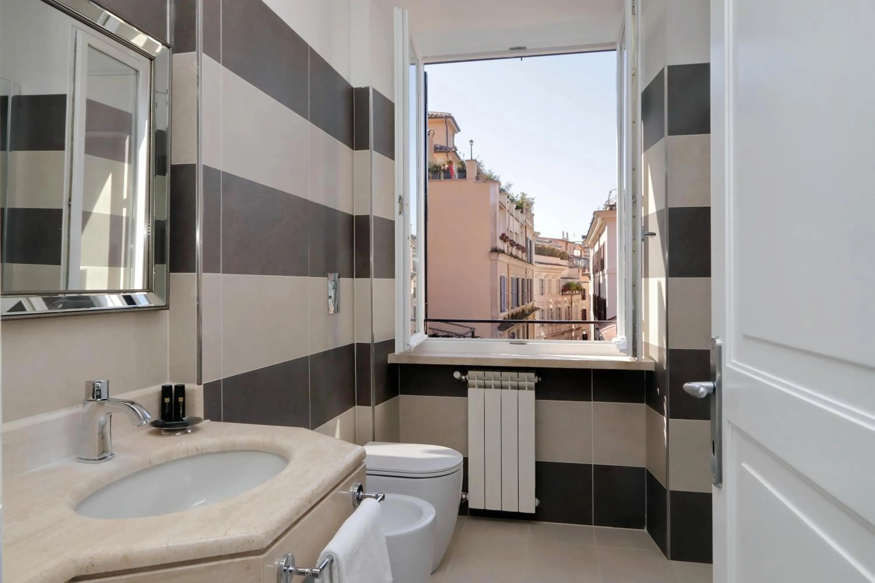 Bathroom in Piazzetta Margutta - My Extra Home