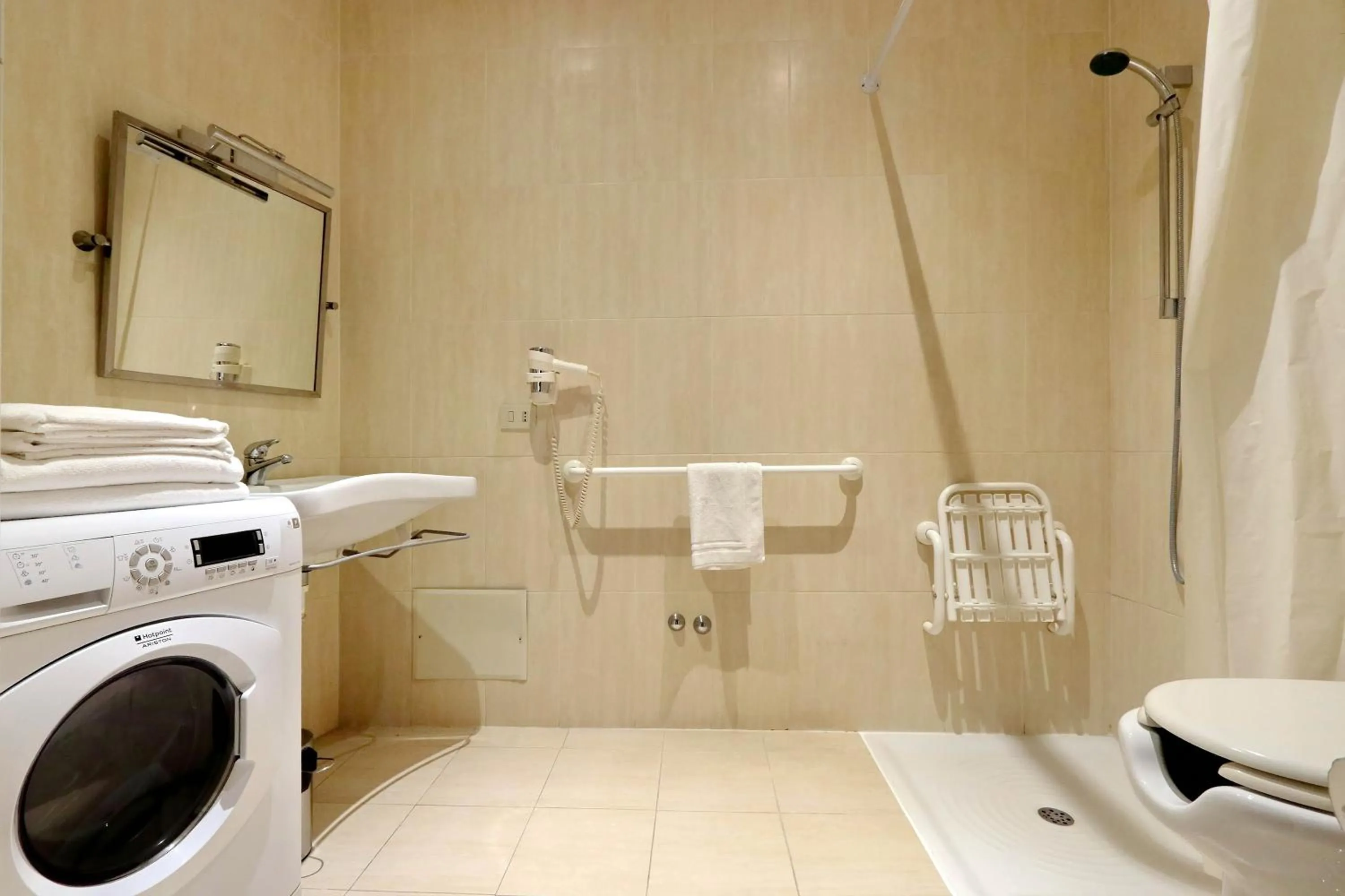 Shower in Piazzetta Margutta - My Extra Home