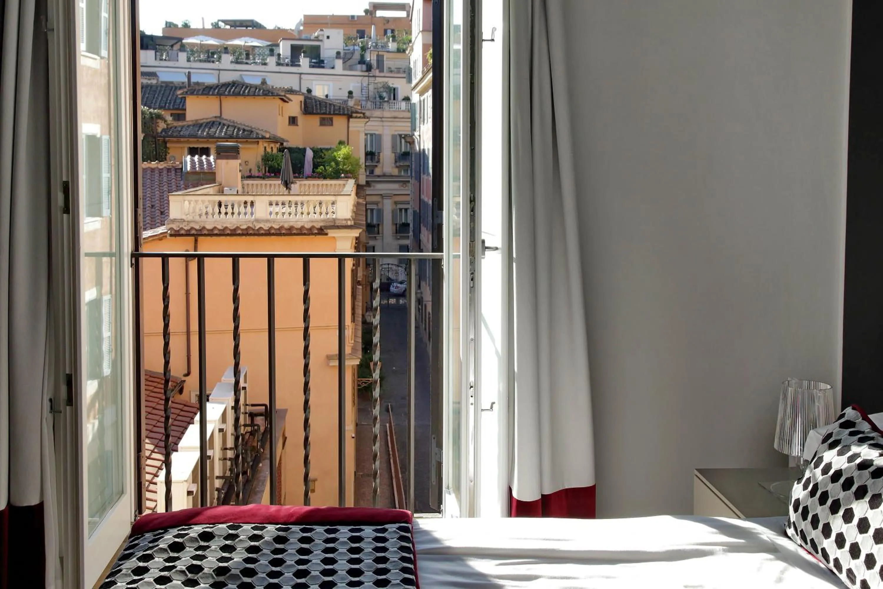 Bed in Piazzetta Margutta - My Extra Home