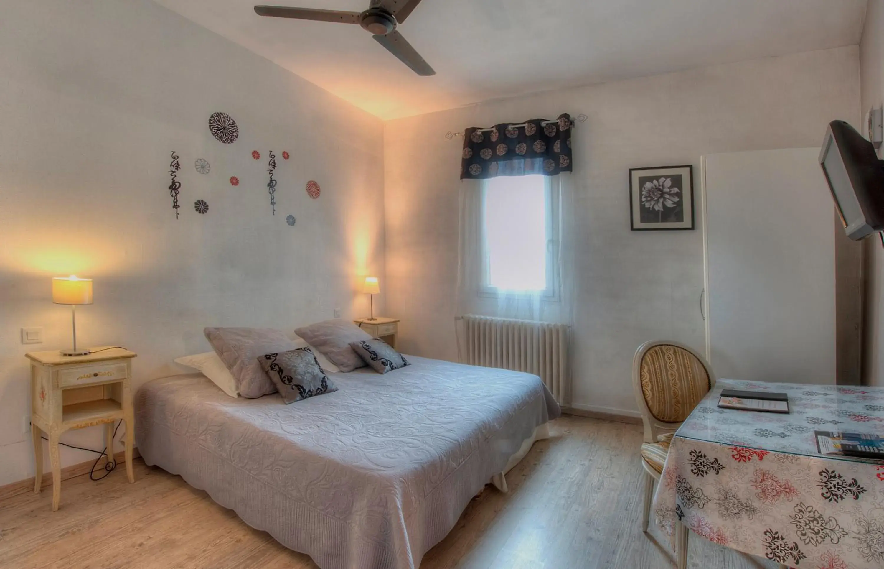 Bedroom, Bed in Logis Le Printemps Hôtel Restaurant - Montélimar Bedroom, Bed in Logis Le Printemps Hôtel Restaurant - Montélimar