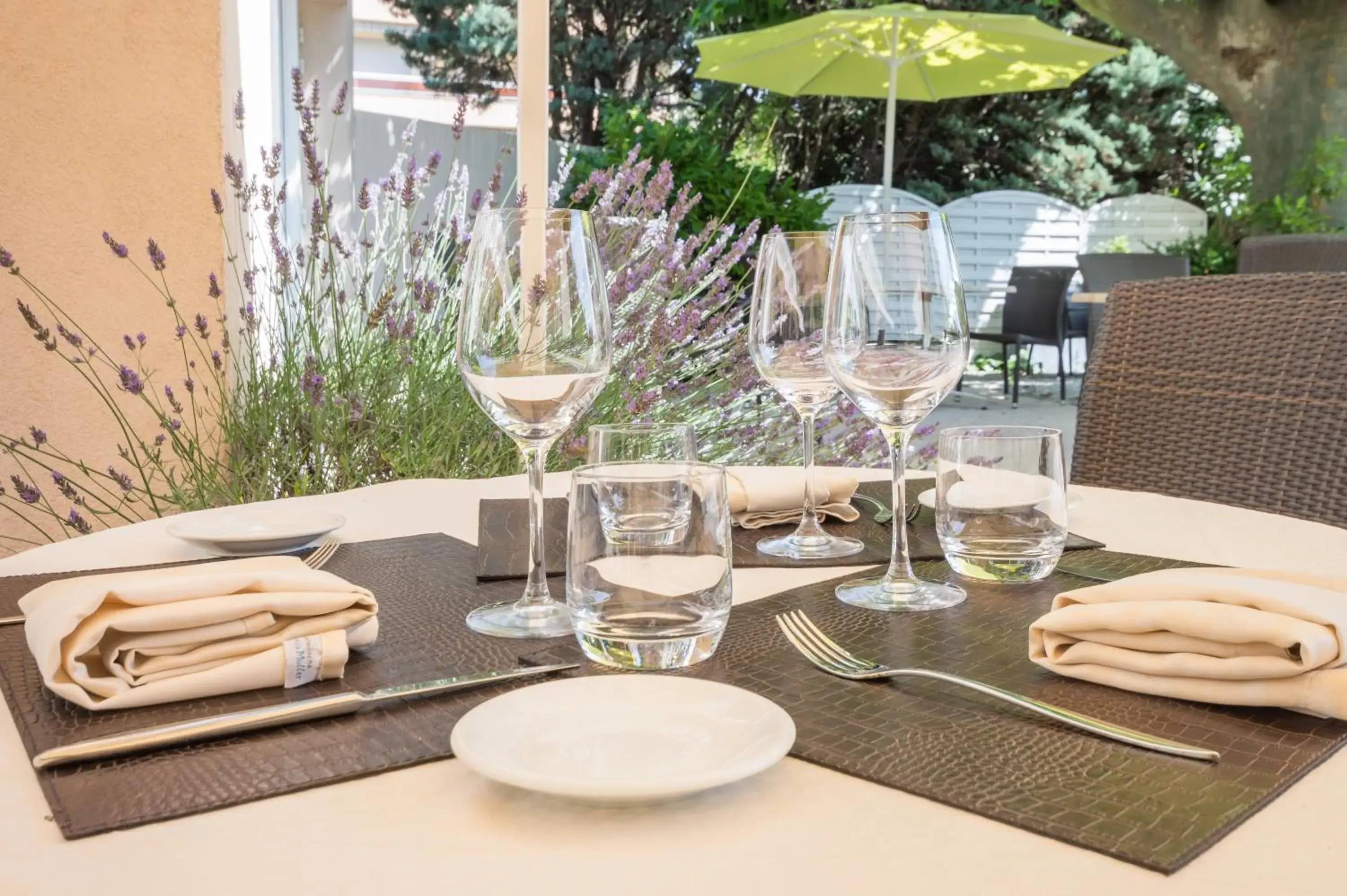 Patio in Logis Le Printemps Hôtel Restaurant - Montélimar Patio in Logis Le Printemps Hôtel Restaurant - Montélimar