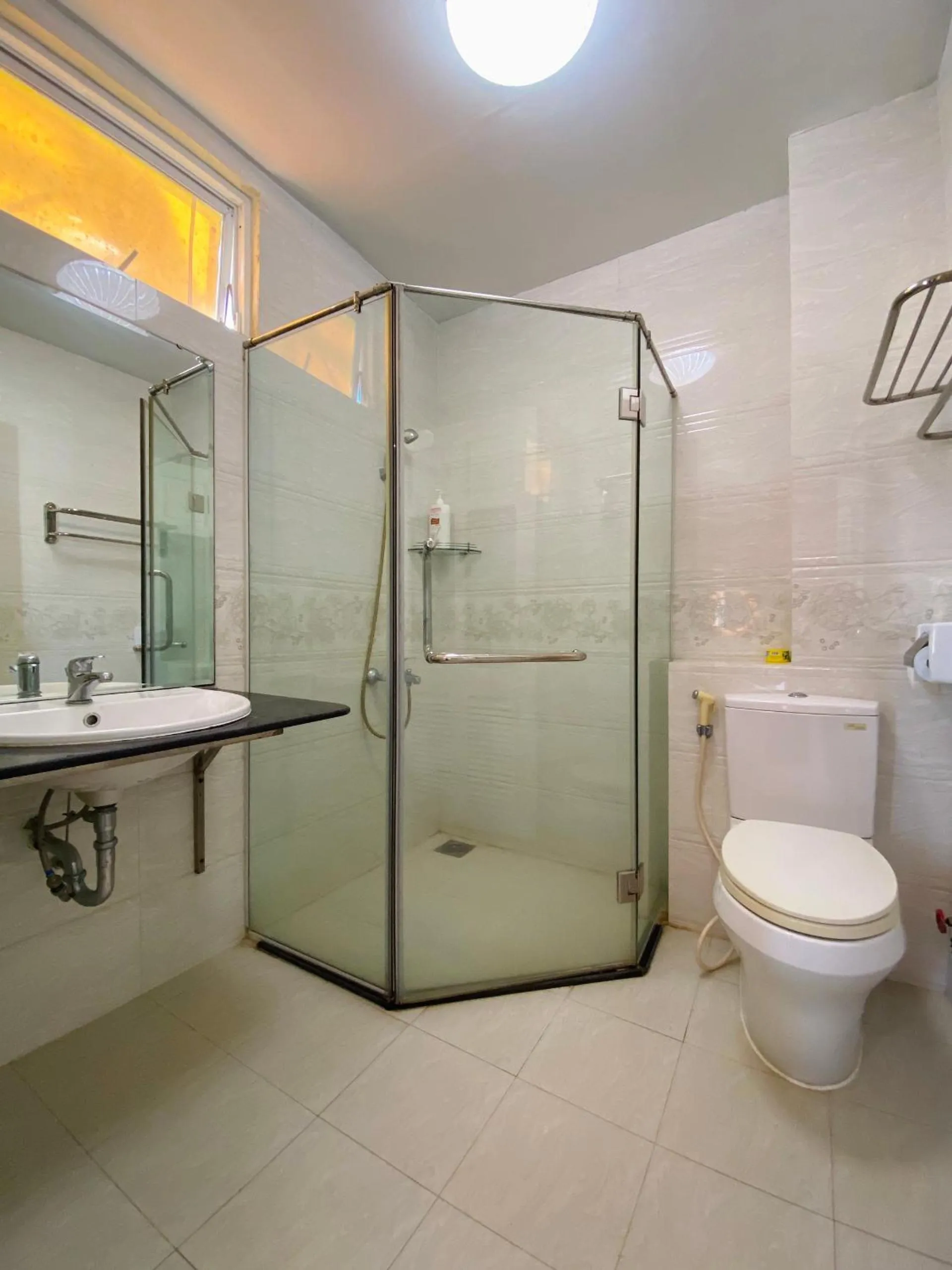 Toilet in Dylan Hotel