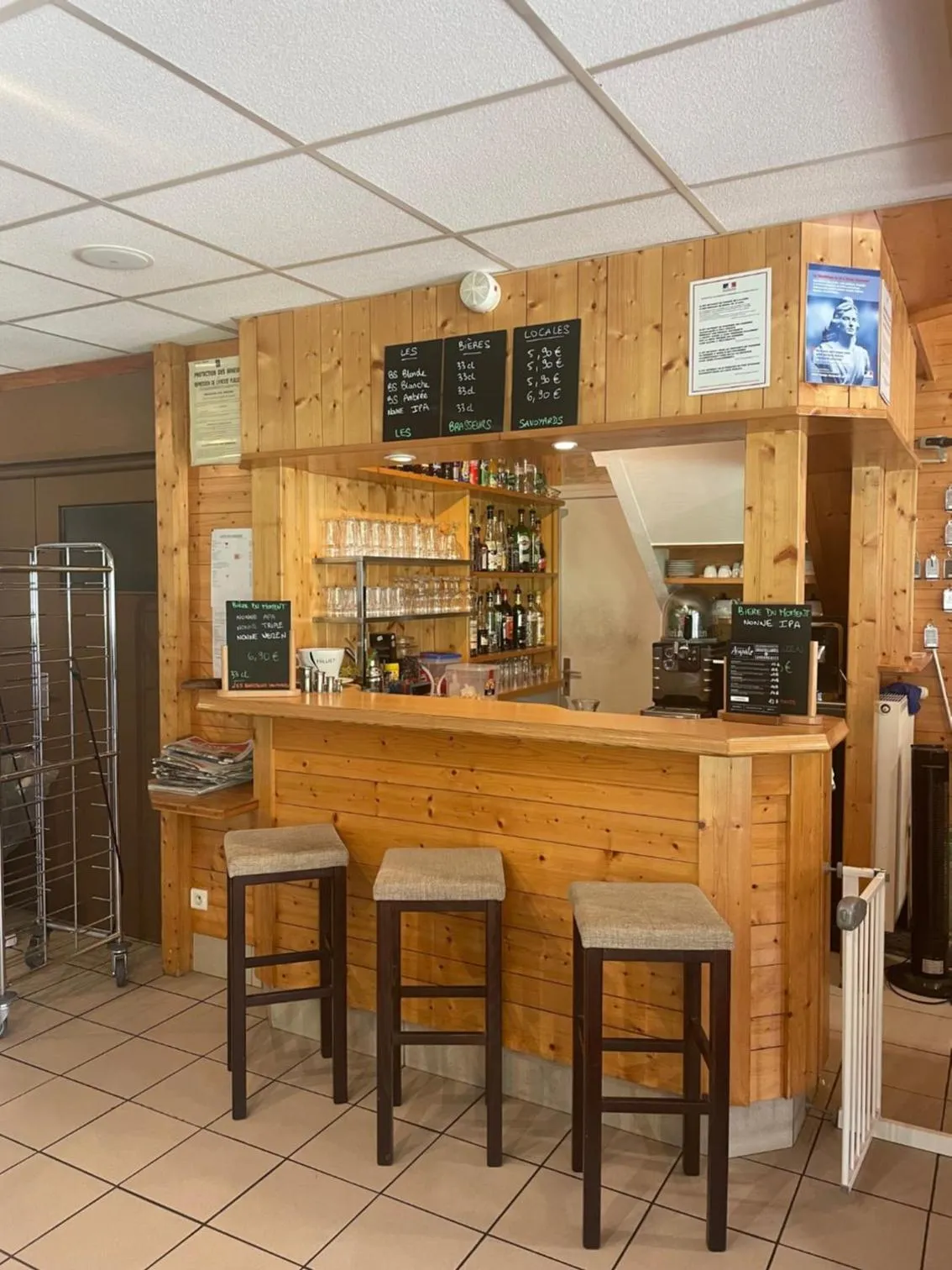 Lounge or bar in FH Confort Annecy