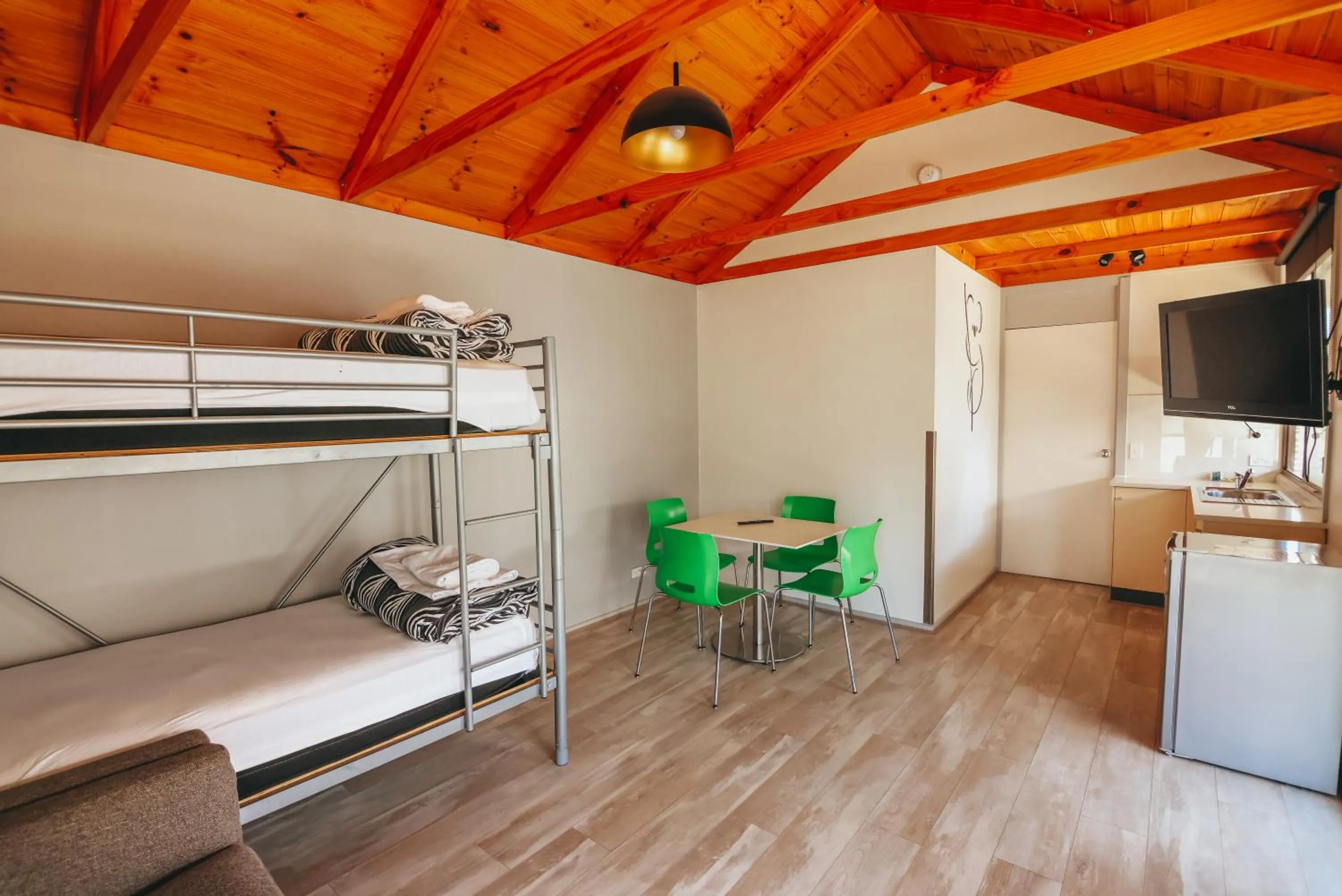 Communal lounge/ TV room, Bed in Eaglehawk Park Canberra