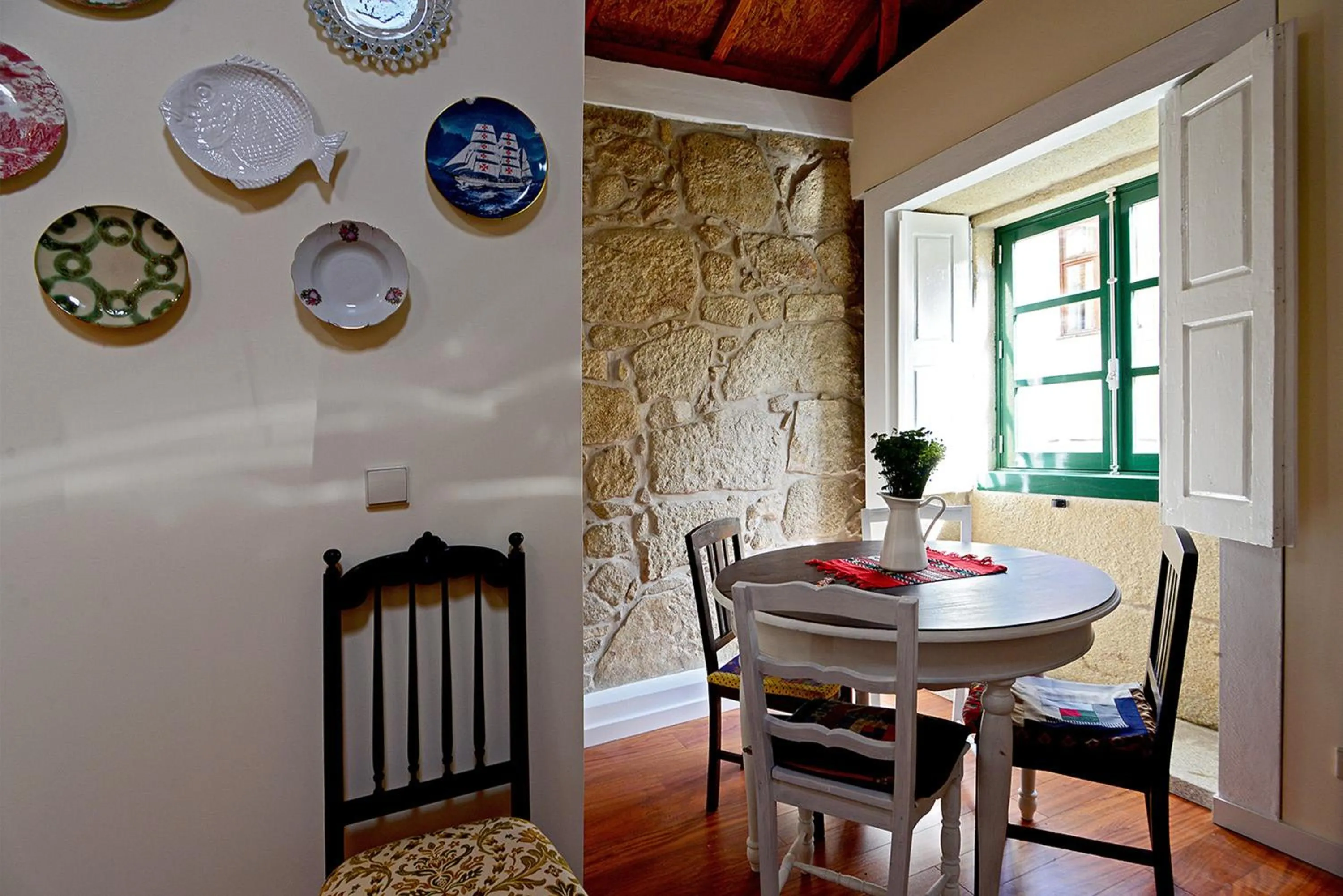 Dining area in Vitoria Apartments