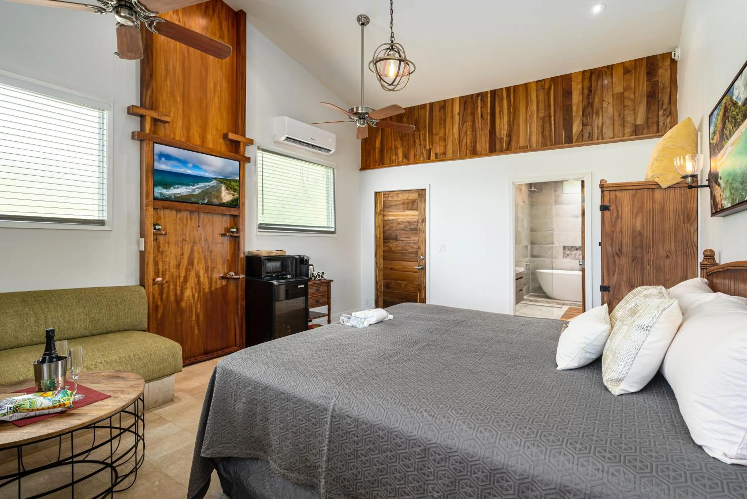 Bed in Noahs Hideaway Luxury B&B