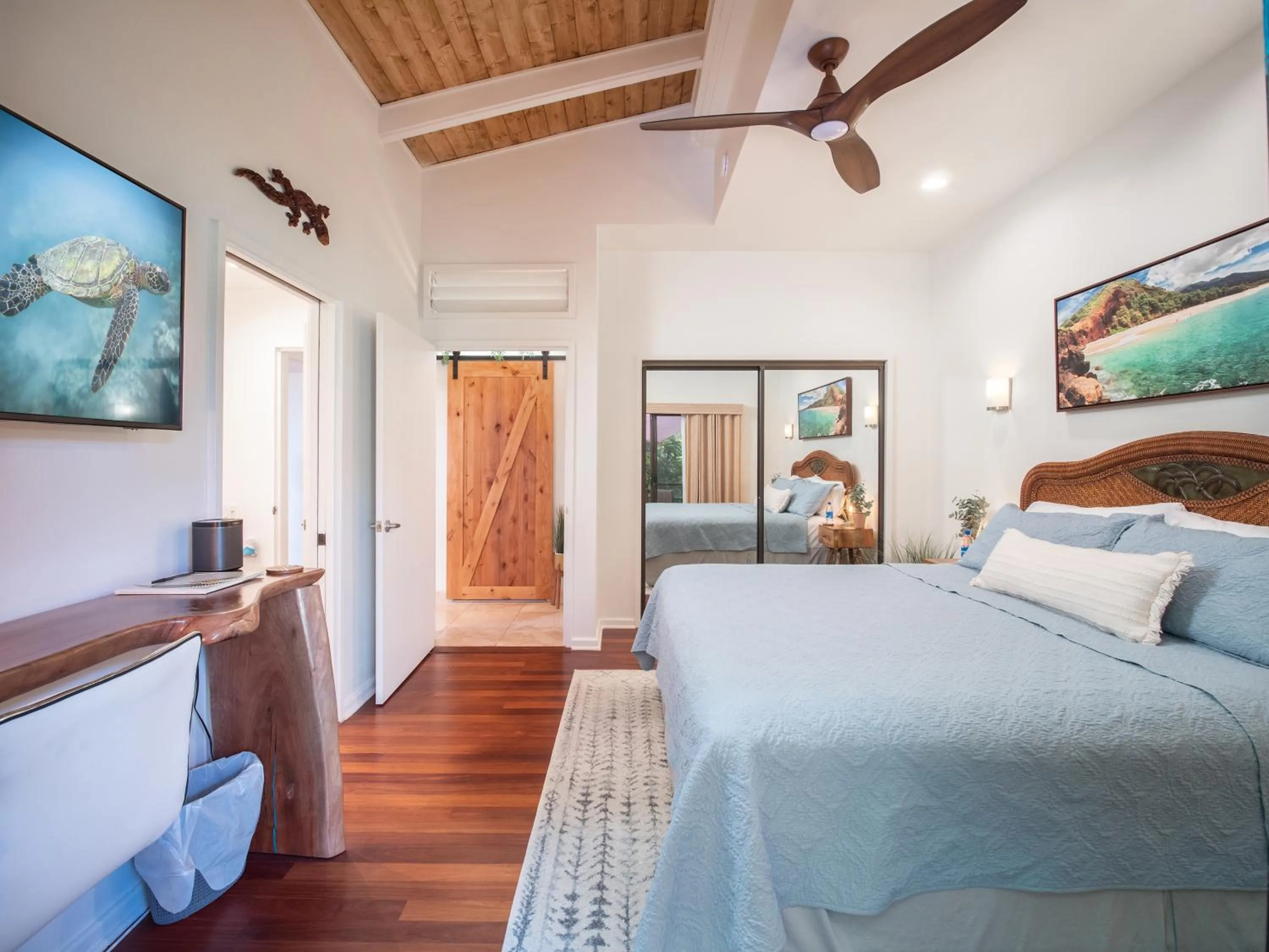 Bed in Noahs Hideaway Luxury B&B