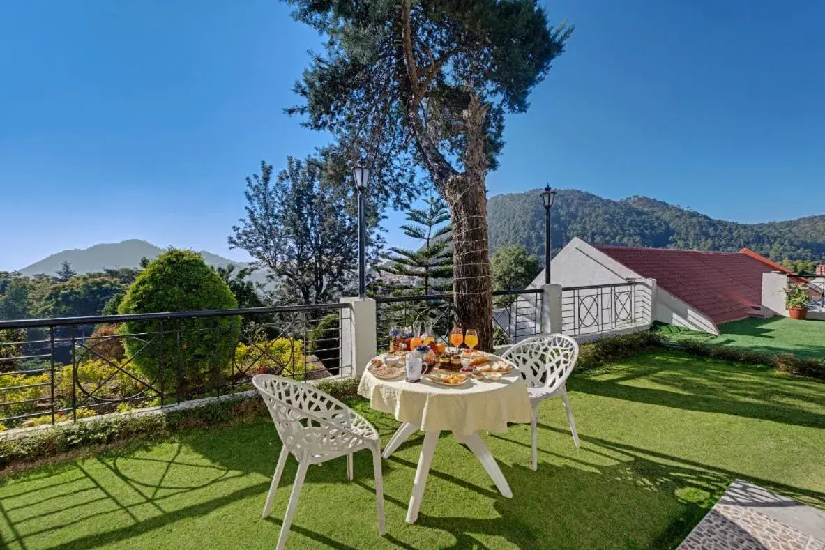 Garden view in 8fold-Pinecrest By LaRiSa, Bhimtal Garden view in 8fold-Pinecrest By LaRiSa, Bhimtal