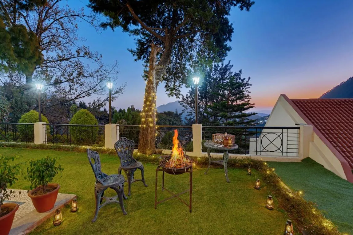 Garden in 8fold-Pinecrest By LaRiSa, Bhimtal