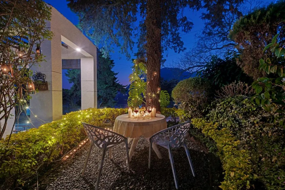 Garden in 8fold-Pinecrest By LaRiSa, Bhimtal