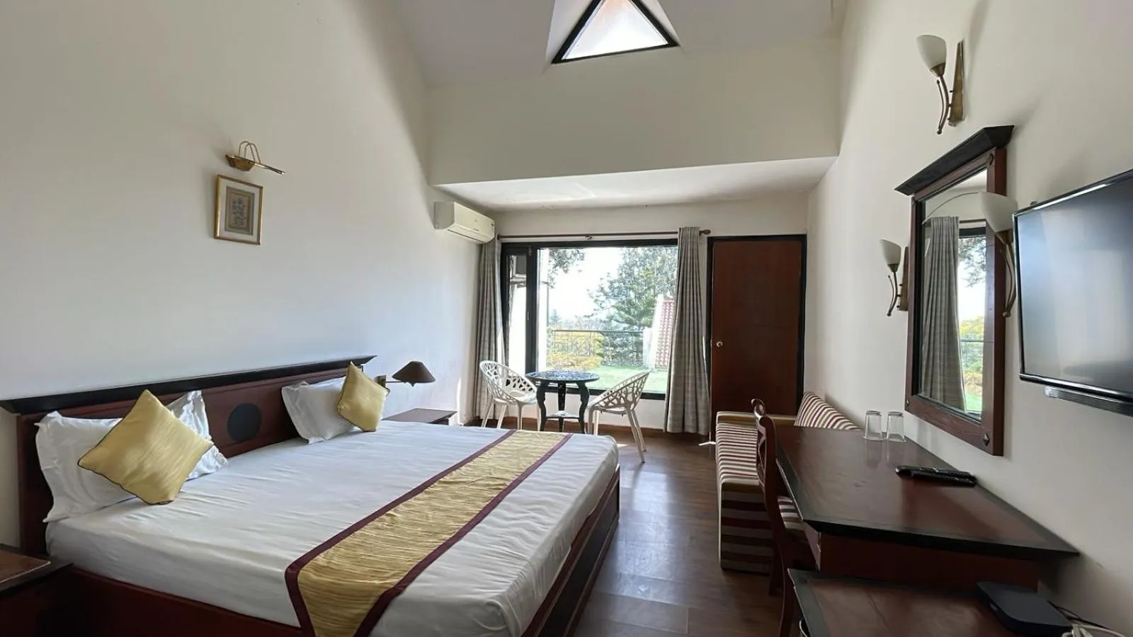 Bed in 8fold-Pinecrest By LaRiSa, Bhimtal