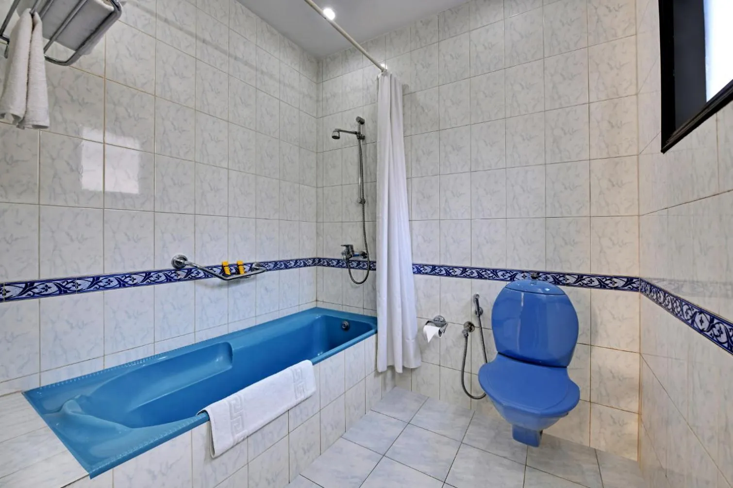 Bathroom in 8fold-Pinecrest By LaRiSa, Bhimtal