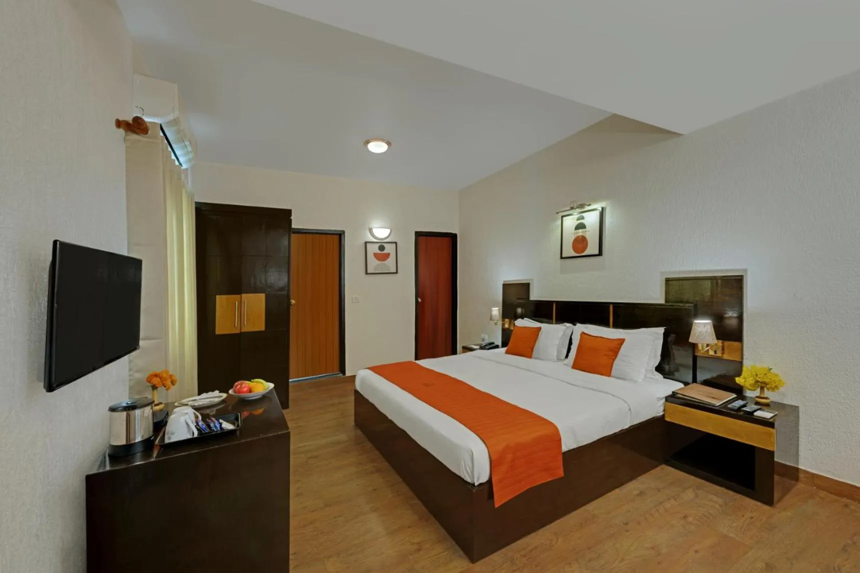 Bedroom, Bed in 8fold-Pinecrest By LaRiSa, Bhimtal