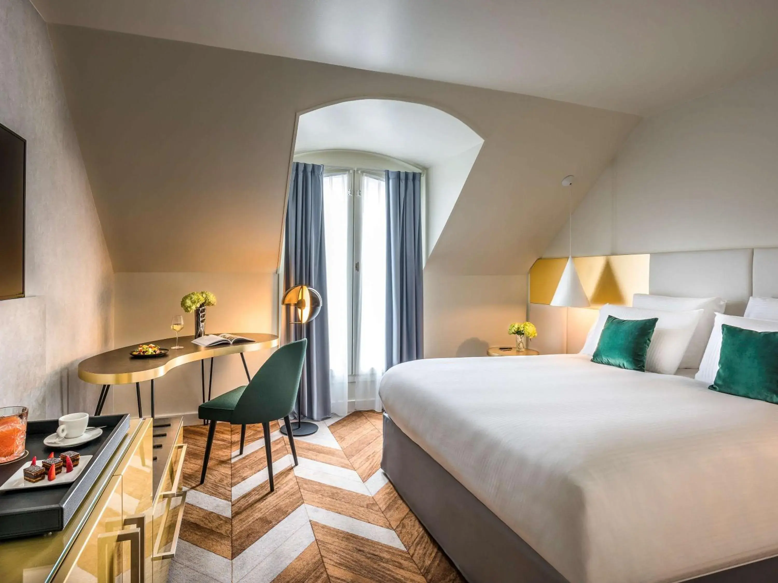 Photo of the whole room, Bed in Le Louis Hotel Versailles Château - MGallery Collection Photo of the whole room, Bed in Le Louis Hotel Versailles Château - MGallery Collection